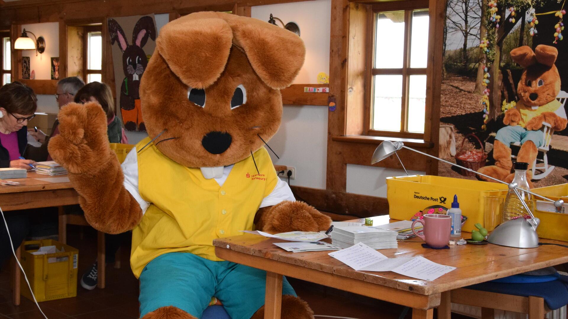 Hanni Hase beantwortet mit seinem Team in der Osterpostfiliale in Ostereistedt zigtausend Briefe aus aller Welt.