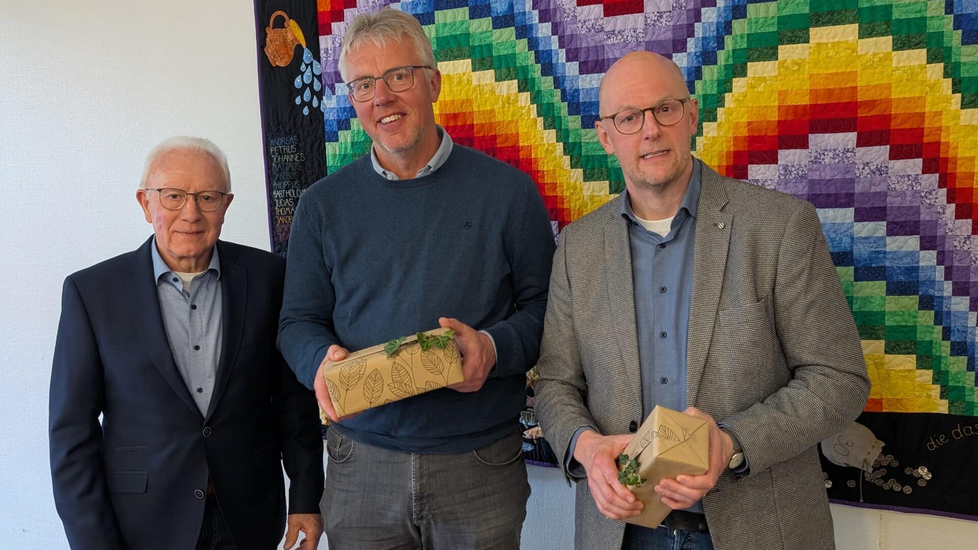 Hans-Hermann Brandt bedankte sich bei Helmut Winkelmann (Mitte) und Kai Oevermann (rechts) für deren Vortrag über Südafrika.