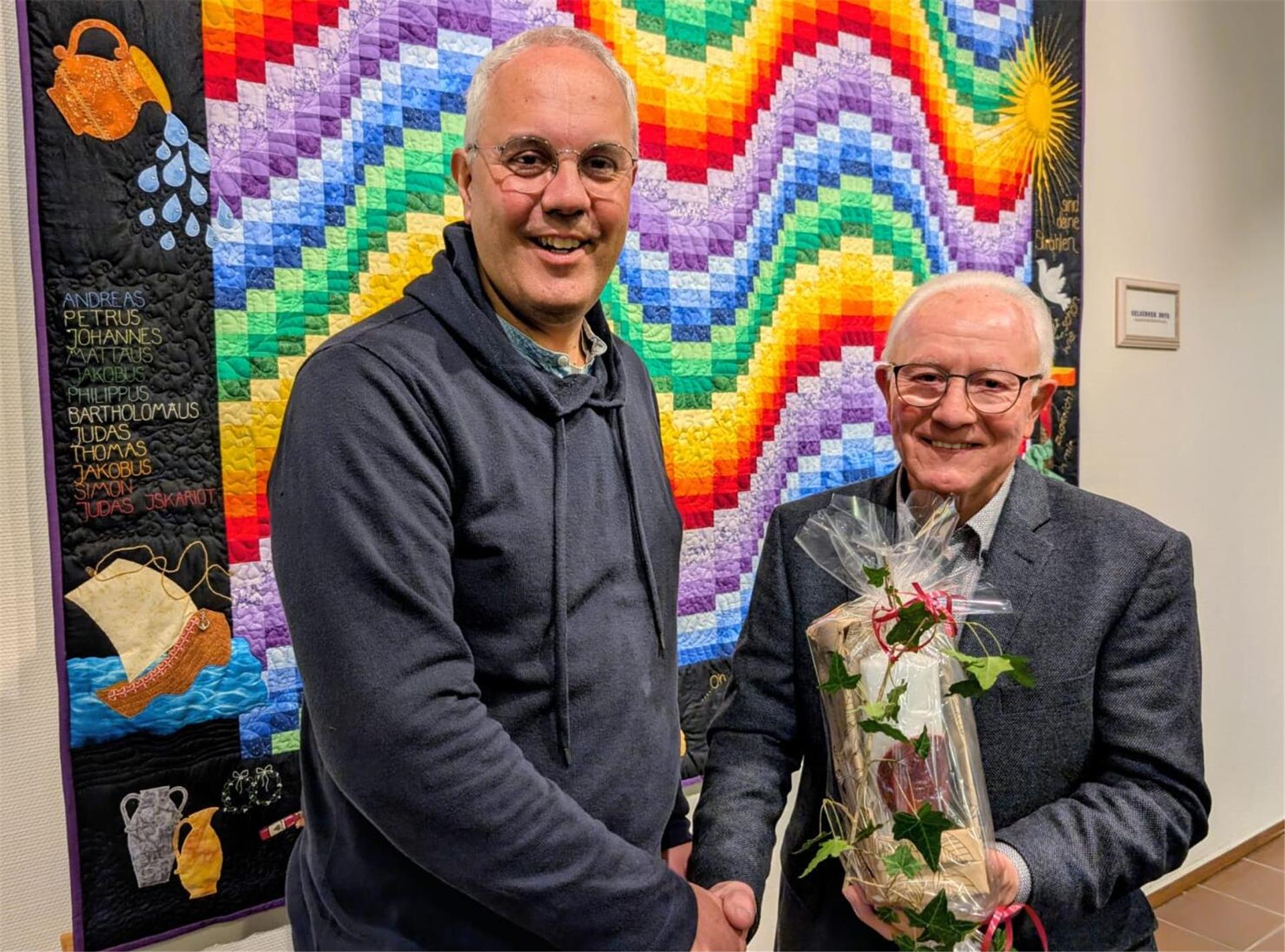 Von Krisen und Hoffnung: Diakonie-Vortrag inspiriert 80 Gäste in Selsingen Hans-Hermann Brandt (rechts) bedankte sich bei Diakonie-Geschäftsführer Norbert Wolf für dessen Vortrag. Als Präsent gab es eine Stiftungskirche.