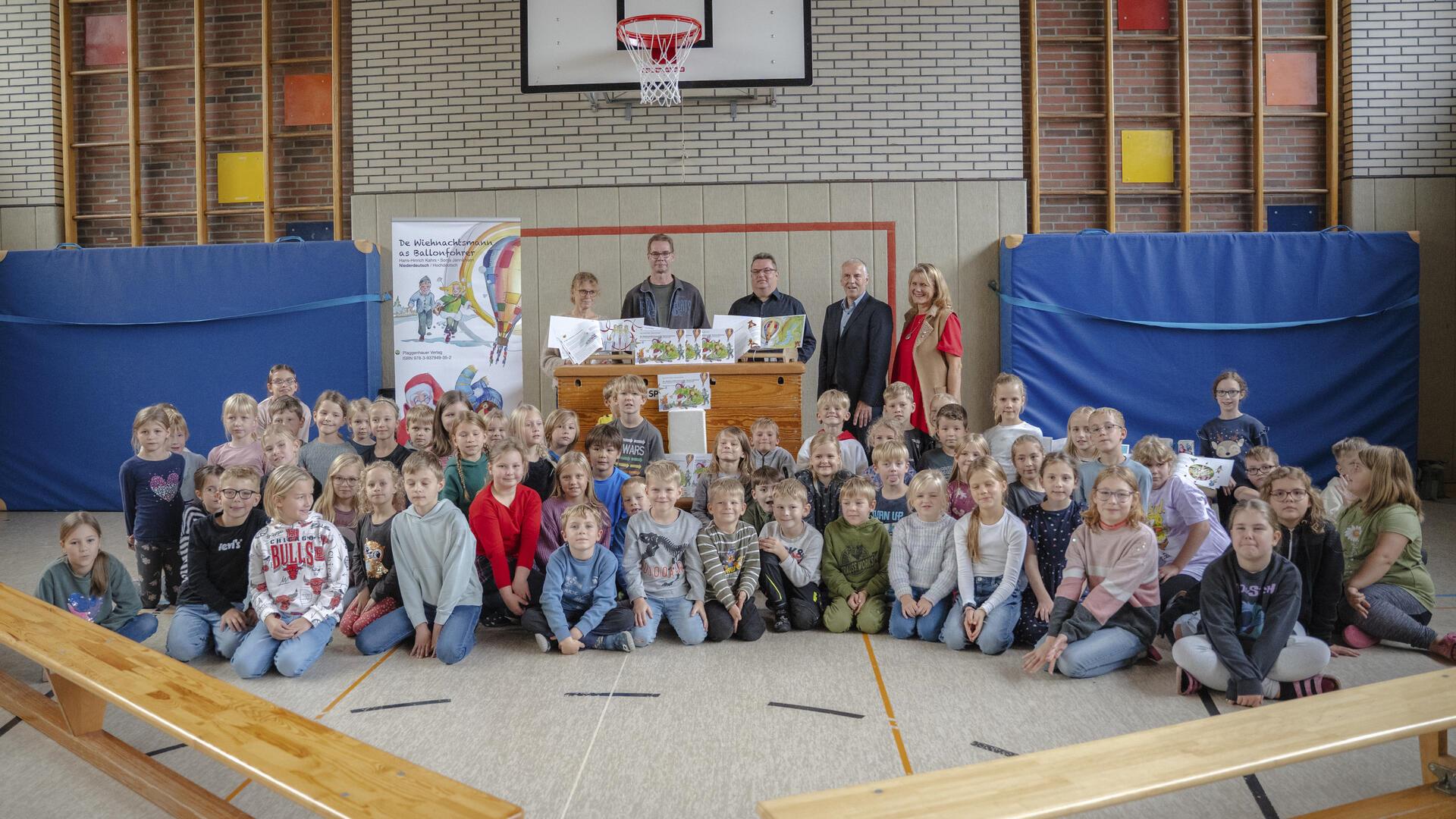 Hans-Hinrich Kahrs stellte am Donnerstag sein neues plattdeutsches Kinderbuch in der Grundschule Ebersdorf-Alfstedt vor.