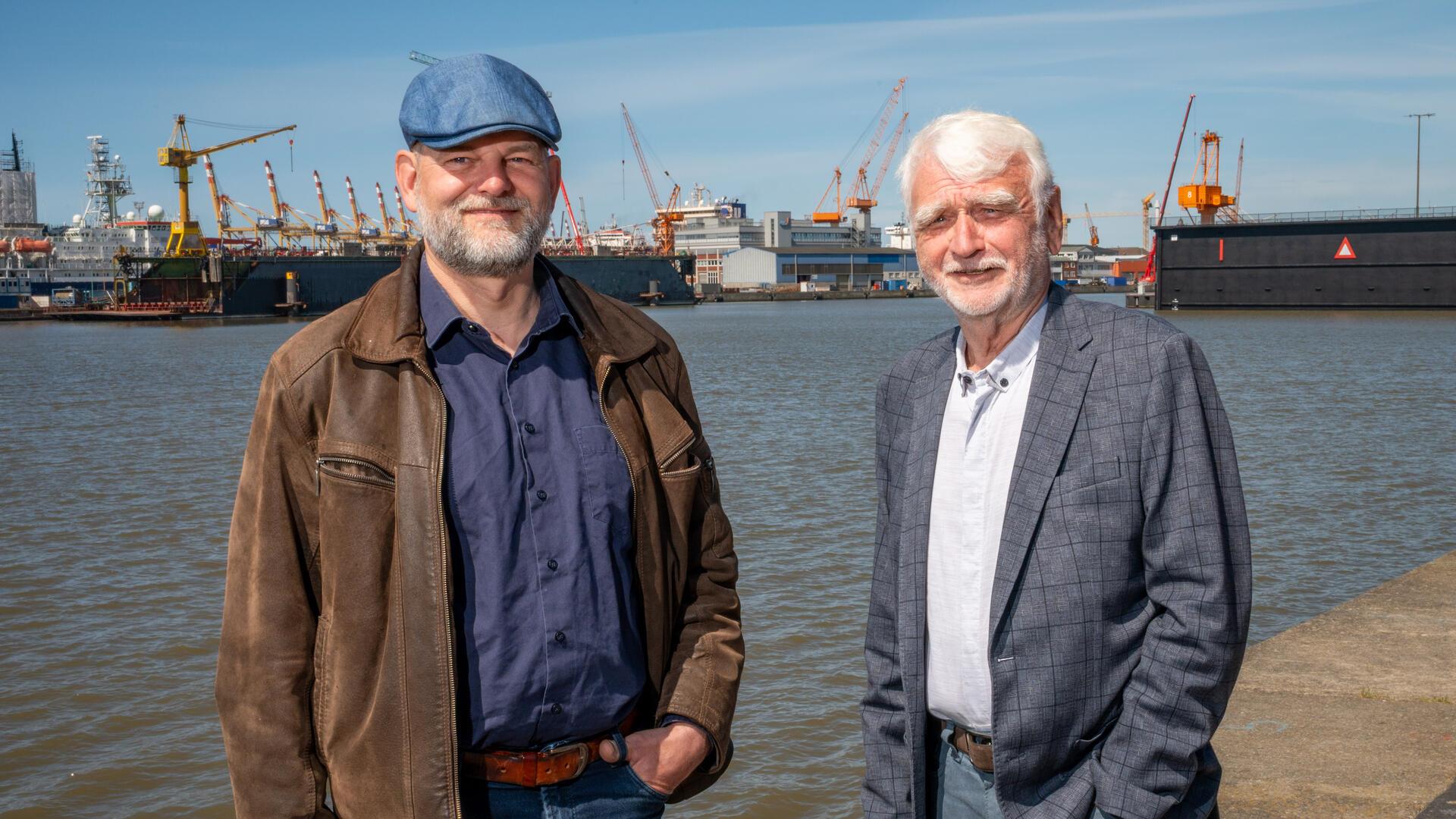 Hans-Joachim Möller (rechts) hat den Posten des Vorsitzenden des Vereins Hans-Koggewerft an Martin Claus übergeben.