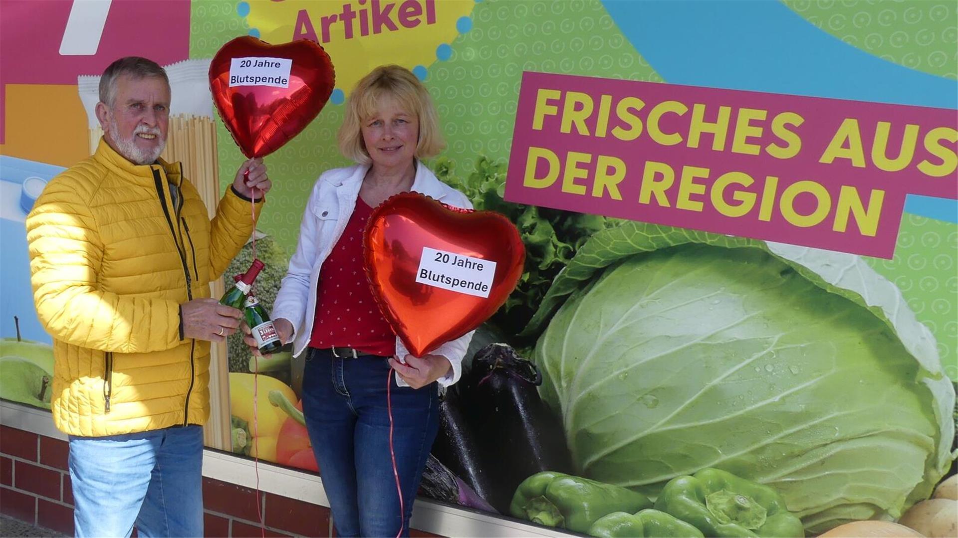 Hans-Joachim Schweckendiek übergibt die Leitung des Sieverner Blutspende-Teams an Sigrid Wettwer.