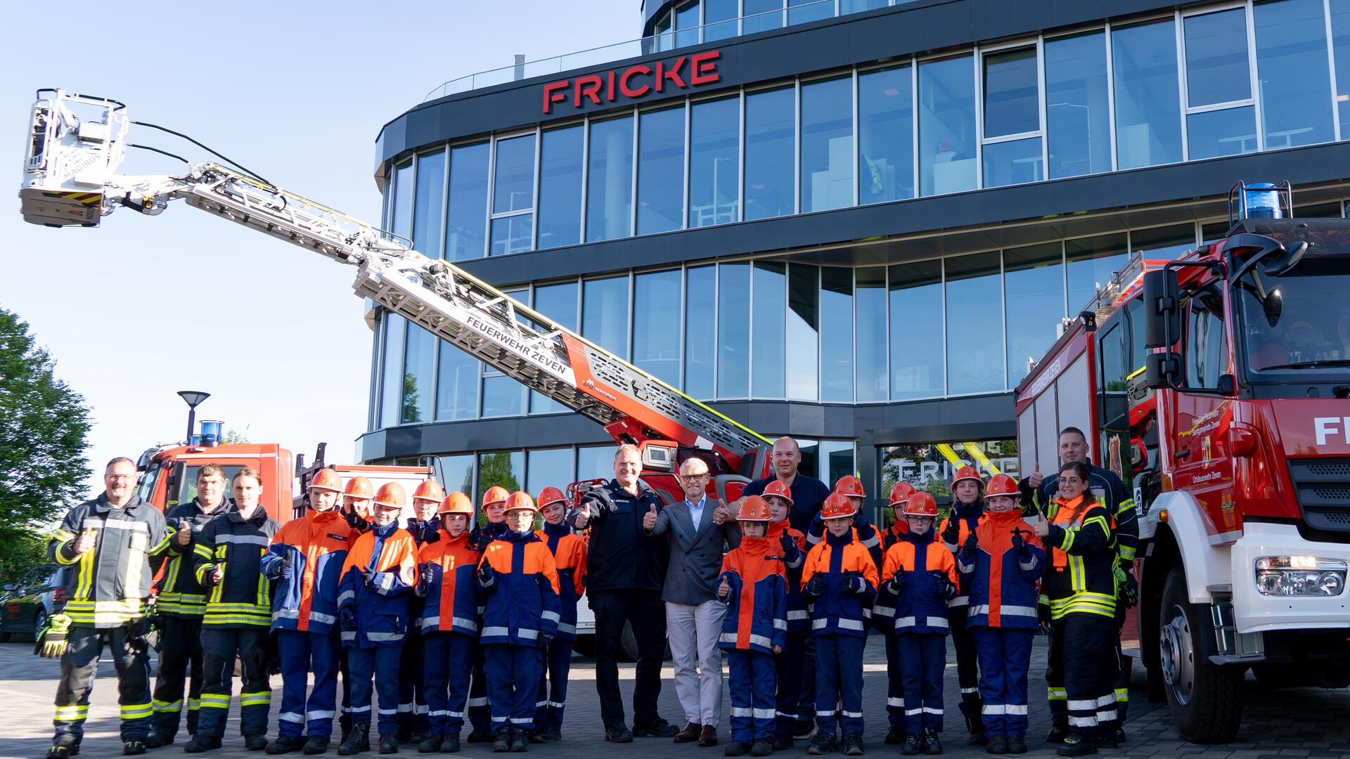 Hans-Peter Fricke (Mitte) überreicht die Spende in Höhe von 10.000 Euro an Vertreter und Mitglieder der Zevener Jugendfeuerwehr.