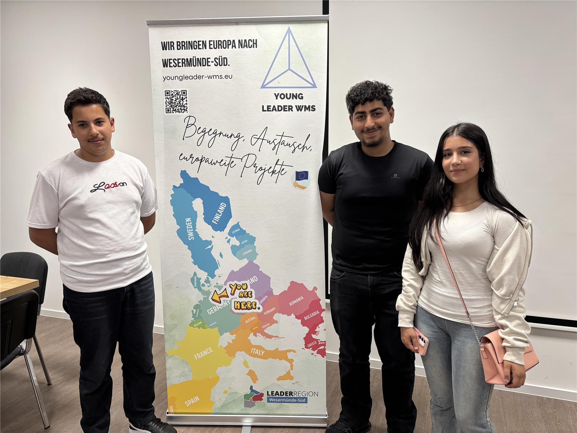 Hassan Ashraf, Vorsitzender des Jugendgremiums Young LEADER Wesermünde-Süd, wurde einstimmig zum stimmberechtigen LAG-Mitglied gewählt. Abdelrasul Ahmed Kahlif und Malak Asaad (von links) interessieren sich für die Mitarbeit und nahmen an der Sitzung teil. 