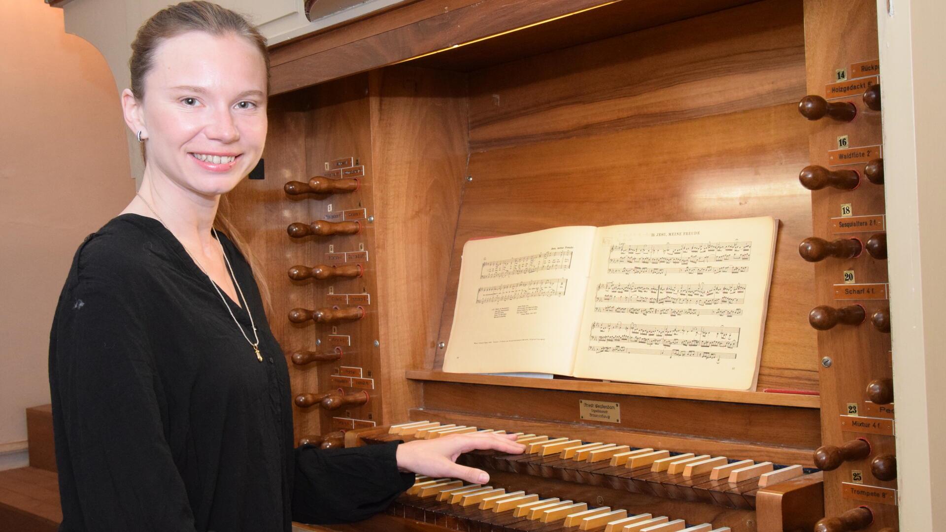 Kirchenmusikerin Stasya Zubova an der Orgel in Selsingen.
