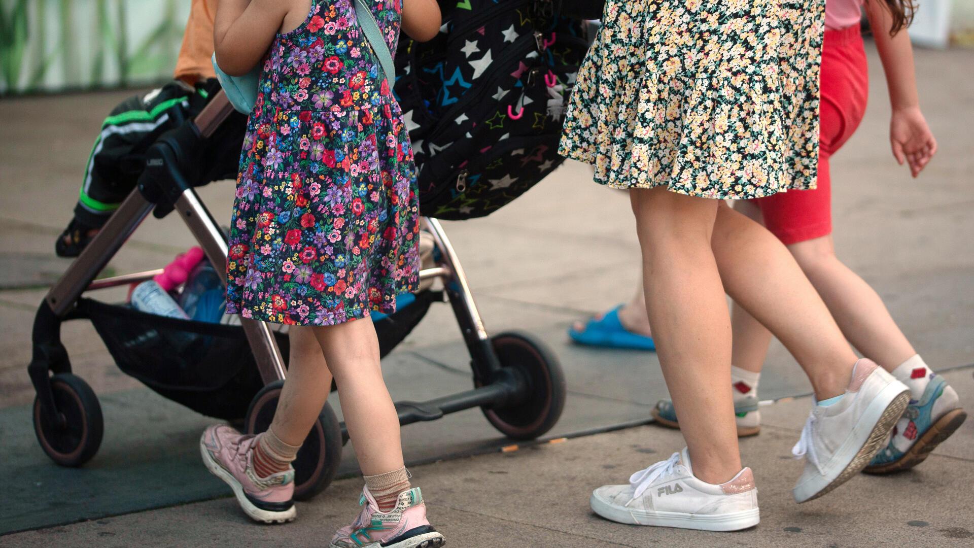 Frau mit Kindern. 