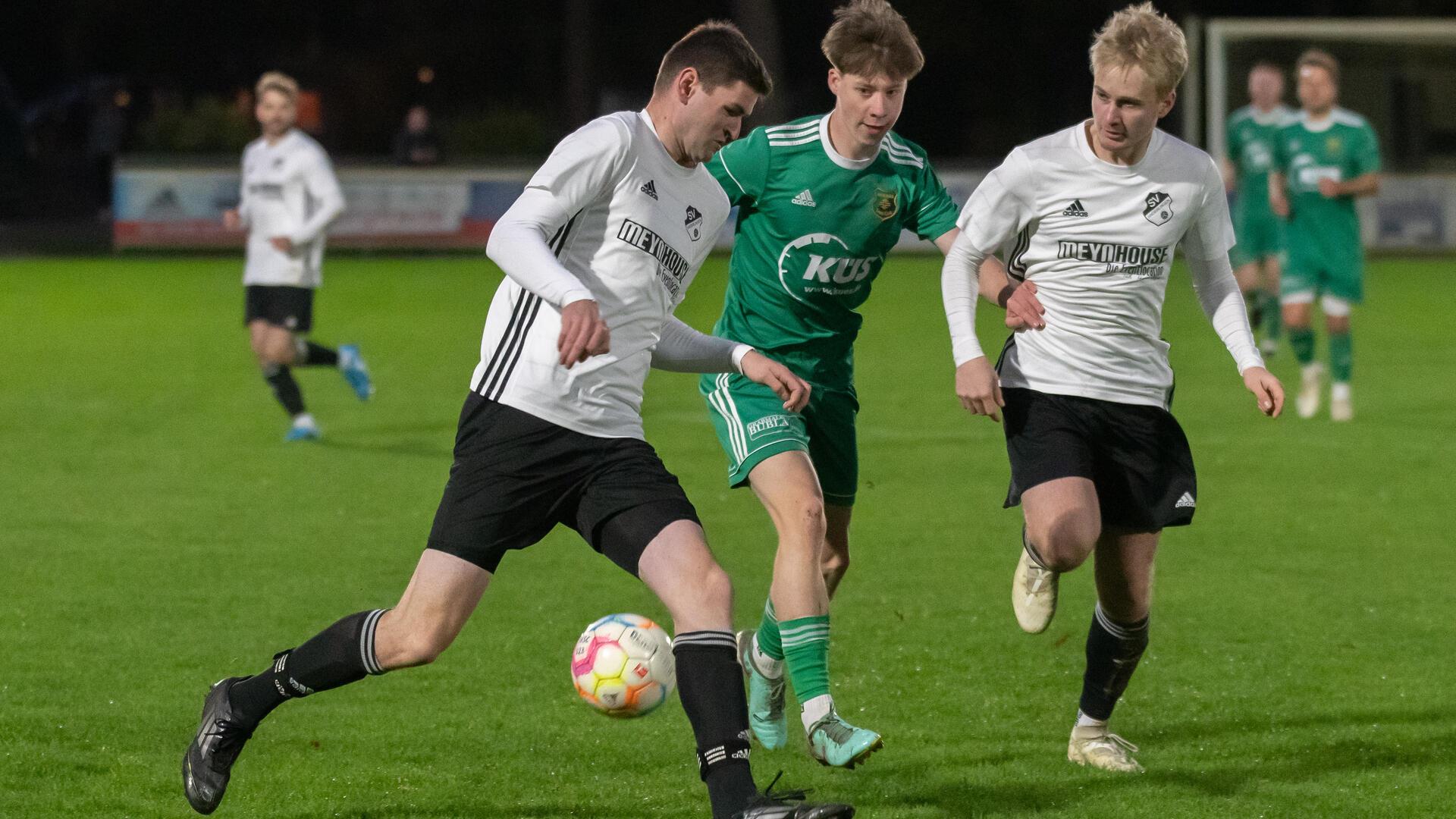 Heeslingens Daniel Holsten bleibt beim Derby in der Anderlinger Doppeldeckung hängen.