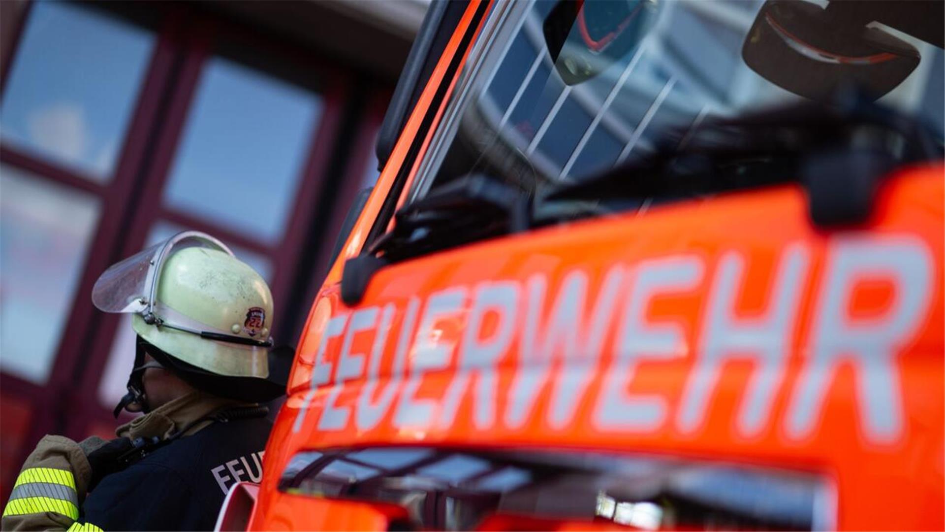 ILLUSTRATION - 08.11.2023, Baden-Württemberg, Stuttgart: Eine Einsatzkraft der Feuerwehr steht während eines Pressetermins neben einem Einsatzfahrzeug der Feuerwehr (gestellte Szene). (zu dpa: «Brand in Fabrikhalle - Bis zu 600.000 Euro Sachschaden») Foto: Marijan Murat/dpa +++ dpa-Bildfunk +++