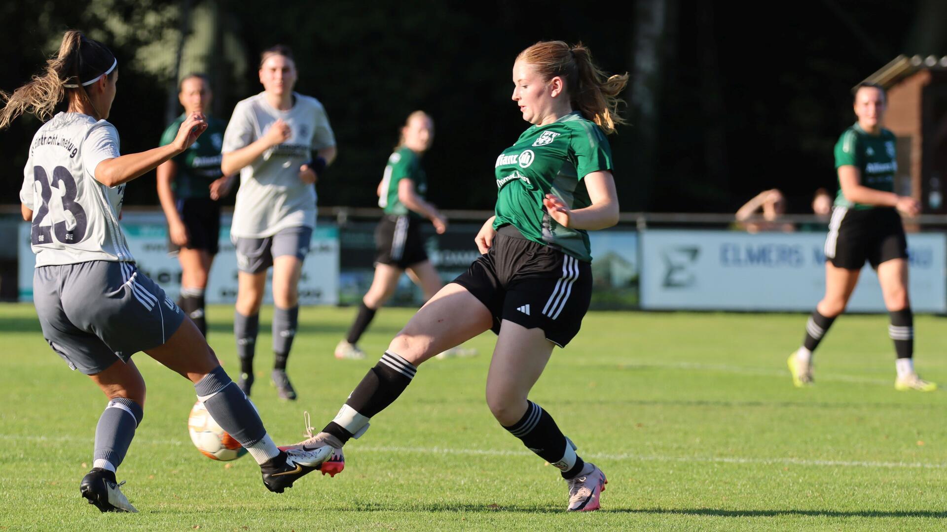 Heimniederlagen wie gegen Eintracht Lüneburg sollten sich die Wohnster Fußballerinnen (schwarze Hosen) nicht mehr allzu viele erlauben.