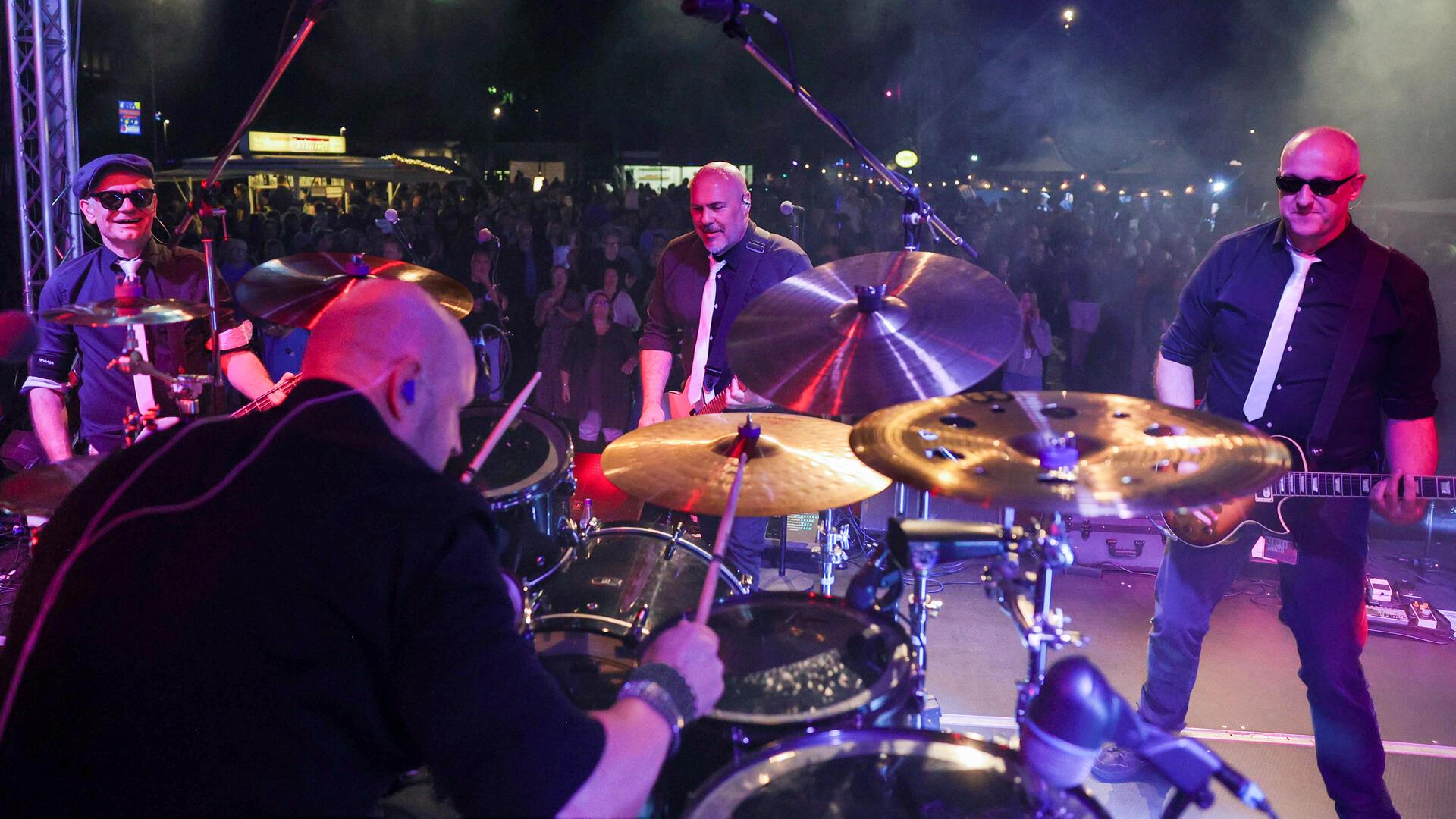 Heimspiel für die Band „Rauschflut“ mit den Gnarrenburgern Michael Klöckner (links am Bass) und Schlagzeuger Matthias Bohling. Sänger Marko Butt und Gitarrist Rasco Hartig-Perschke (rechts) komplettieren das Quartett.