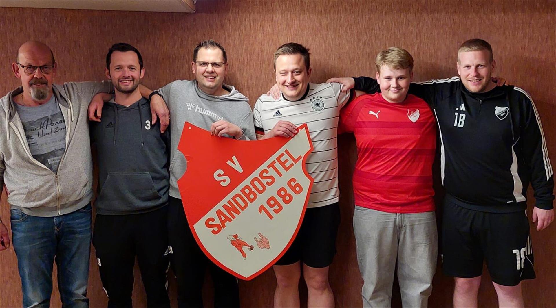 Heimvorteil genutzt: der neue Kegel-Vereinsmeister des SV Sandbostel, Thomas Holsten (Dritter von links), mit (von links) Hinrich „Hini“ Pape, Radek Szuta, Sönke Holsten, Gerrit Wellerdiek und Rene Haltermann.