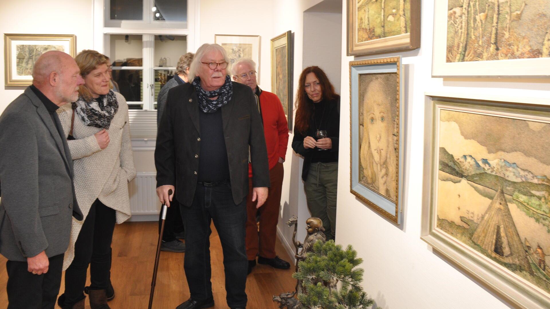 Hein Meyer (rechts) bei einer Führung durch seine Tügel-Sammlung - anlässlich eines Termins mit Vertretern des Bremervörder Stadtrates und des Ortsrates sowie Kunstfreunden aus der Region im Januar 2023.