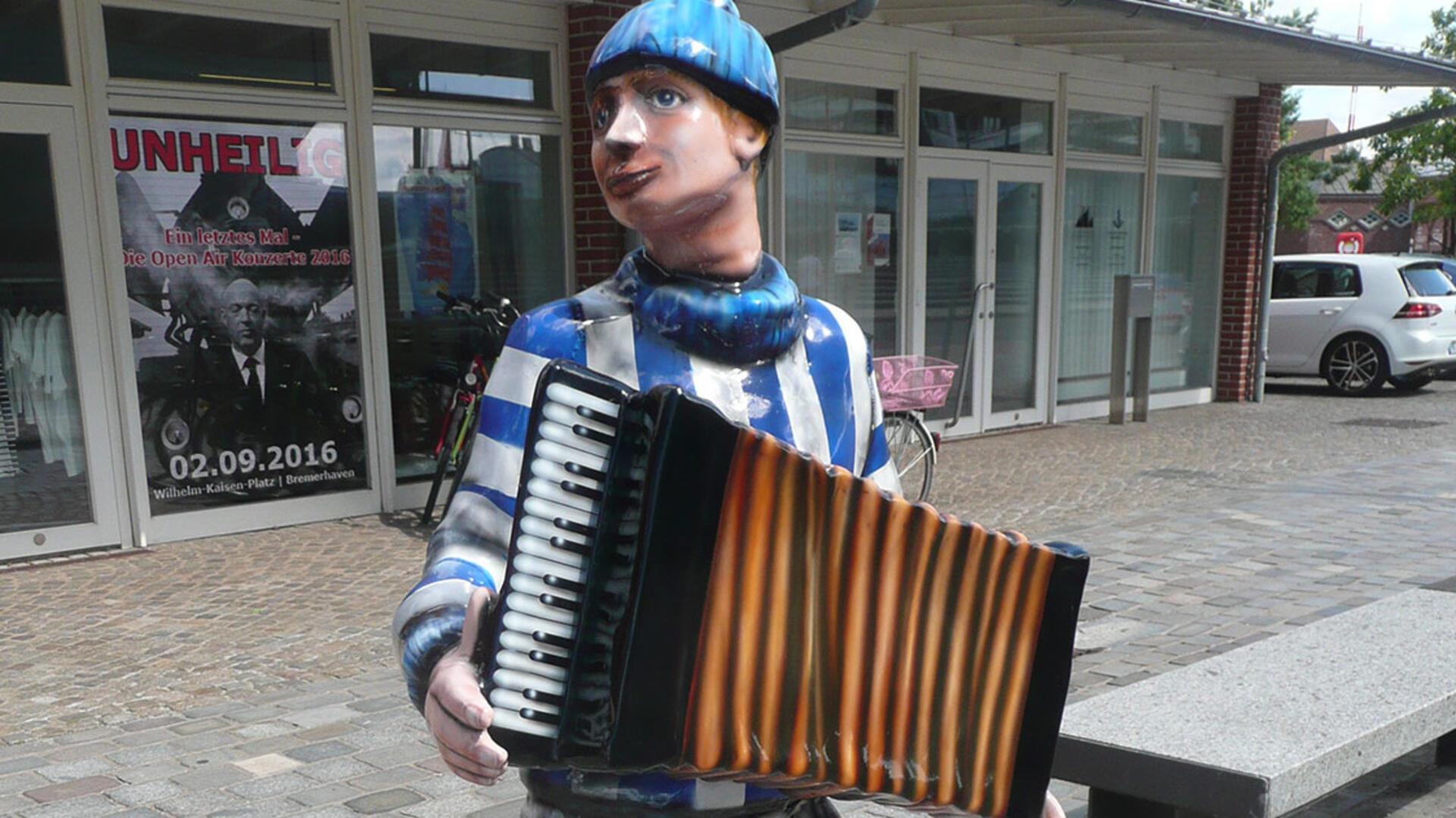 Hein Mück ist vielen im Stadtbild durch die Figuren-Aktion der Hochschule bekannt. 2010 wurde die erste Figur aufgestellt.