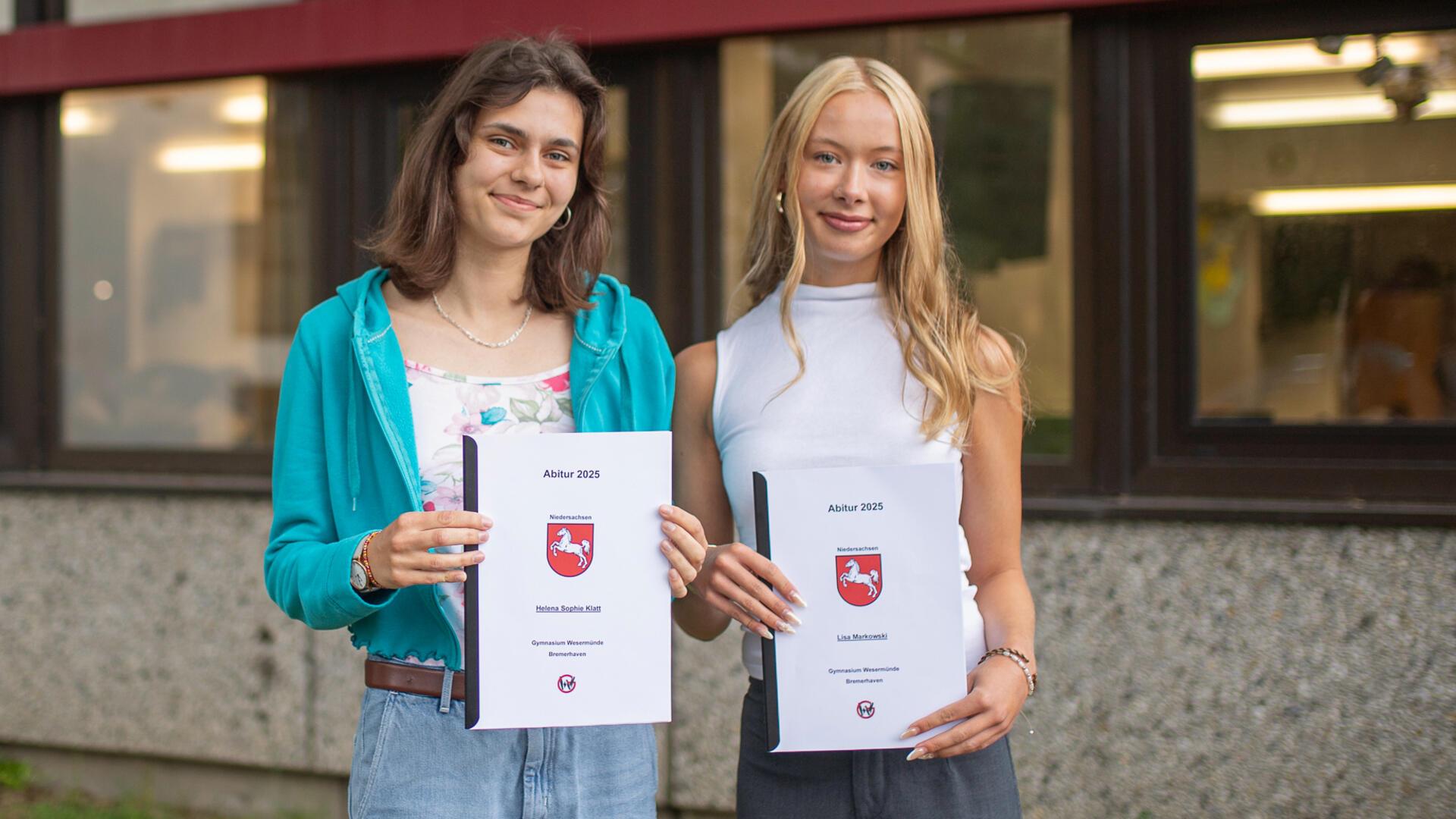 Helena Sophie Klatt (links) und Lisa Markowski vom Kreisgymnasium Wesermünde gehören zu den Einser-Abiturientinnen 2025.