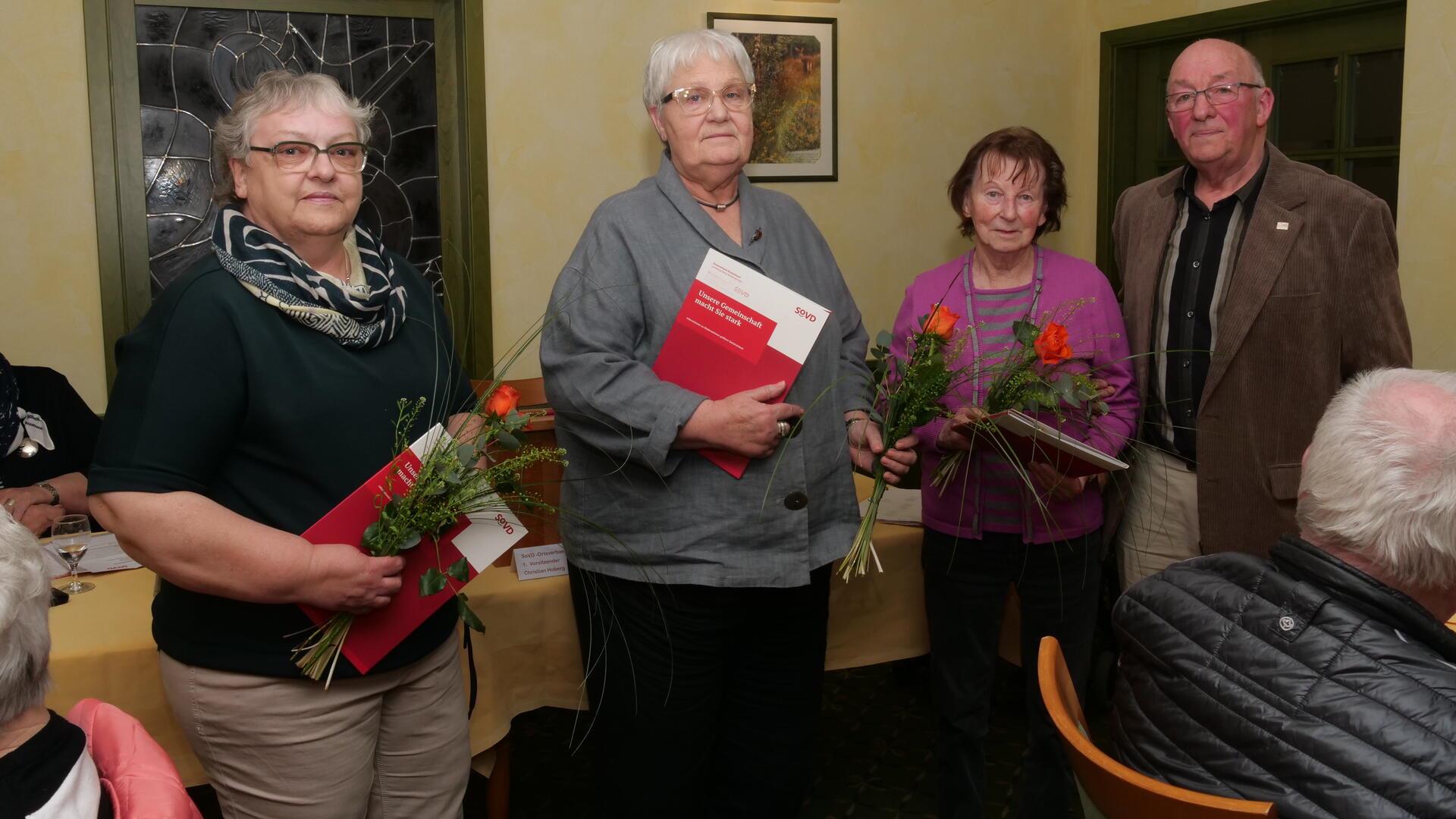 Helga Sieburg (von links), Irmgard Fehner und Annegret Schulz wurden während der Versammlung vom Vorsitzenden Christian Hoberg für 25 Jahre Mitgliedschaft im SoVD-Ortsverband Bremervörde geehrt.