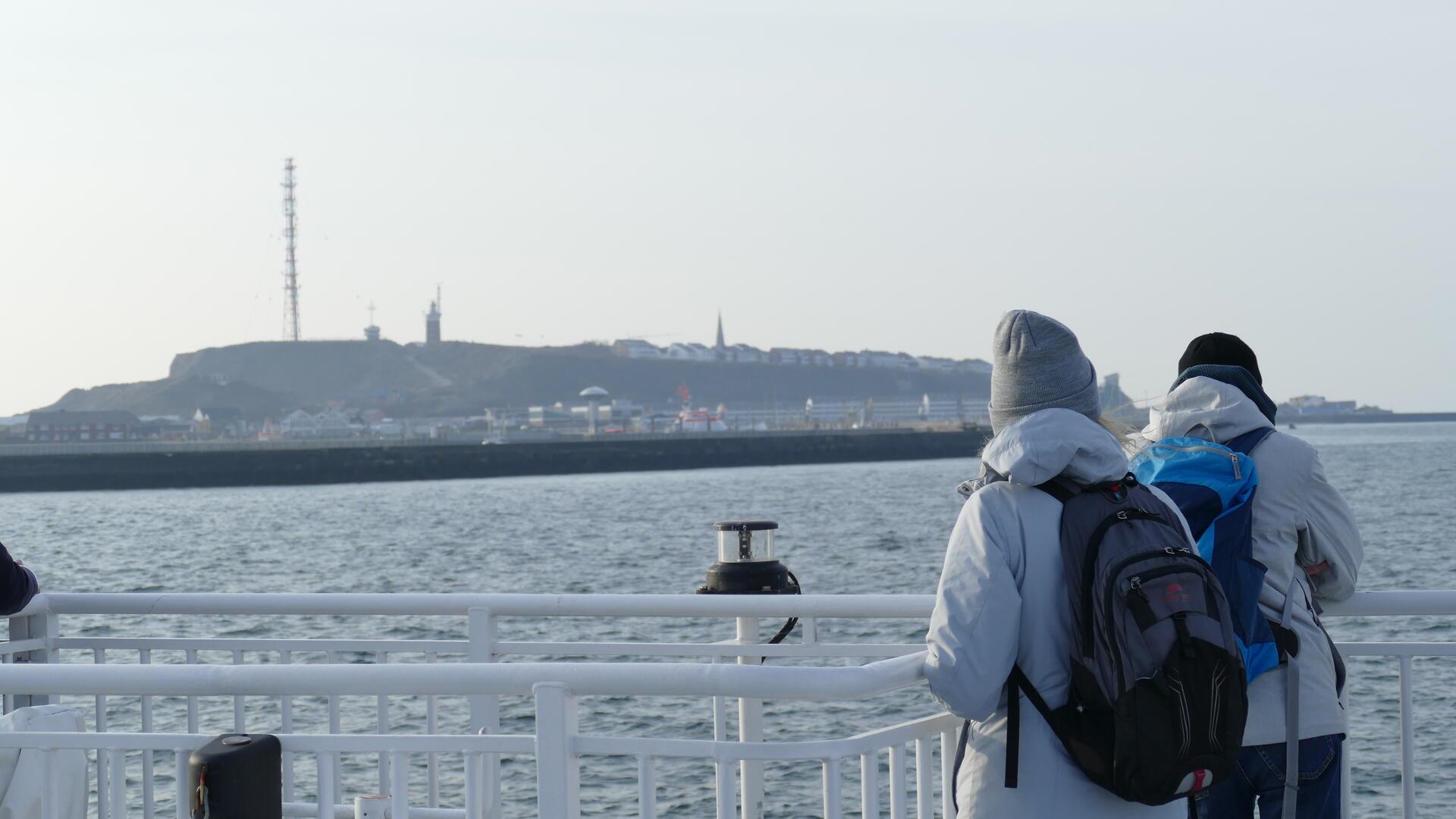 Helgoland in Sicht: Der Halunder Jet im Test: 7 Unterschiede zur Fahrt mit dem Seebäderschiff. Blick auf die Insel.