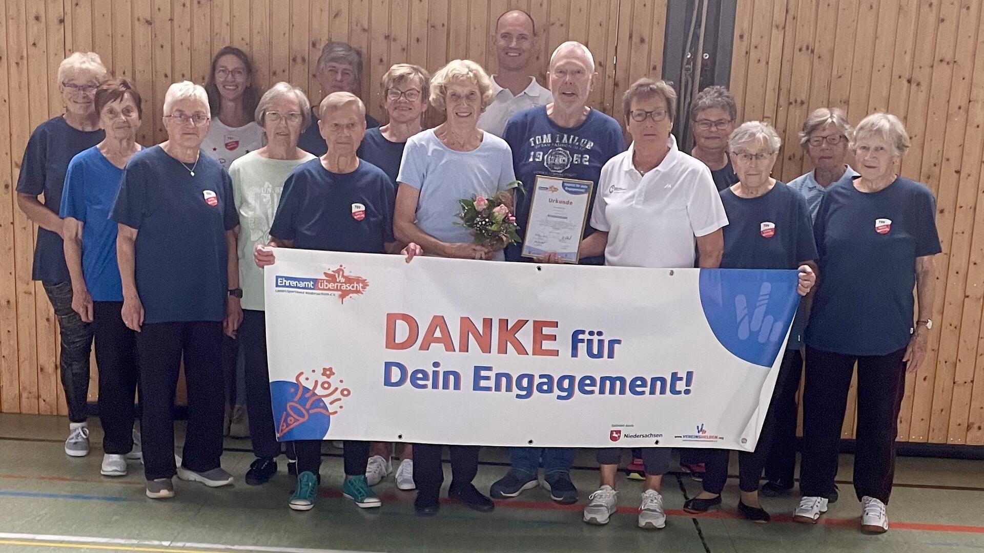 Hella Rosenbrock ehrte Anita Reichard im Kreis ihrer Sportlerinnen.