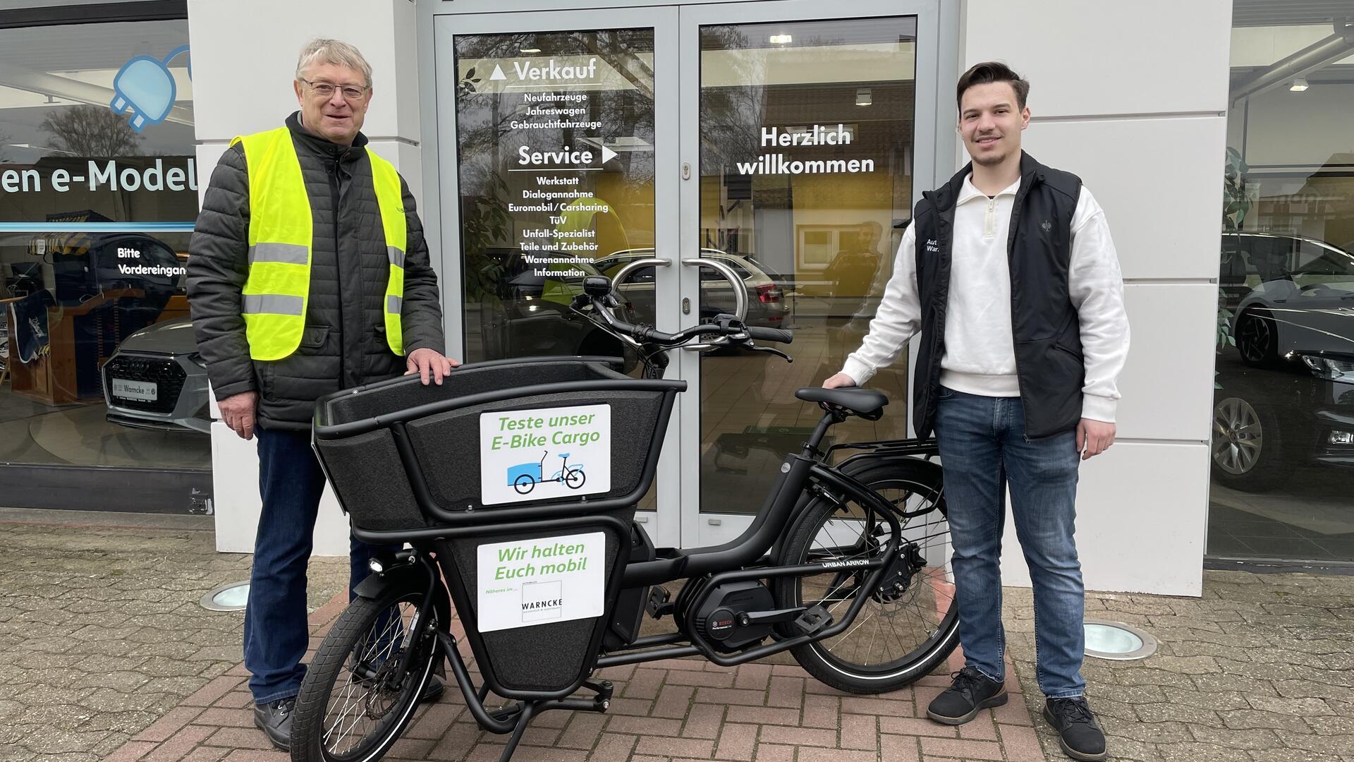 Helmut Rust (links) von der Fahrrad-Initiative Tarmstedt (FIT) und Oliver Frank vom Autohaus Warncke präsentieren ein Lastenfahrrad.