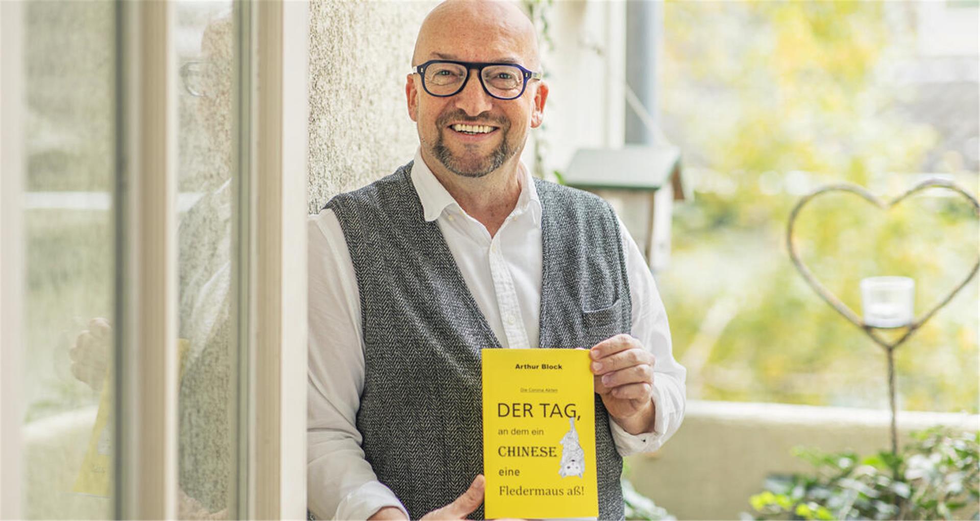 Helmut Stapel mit seinem Buch. 