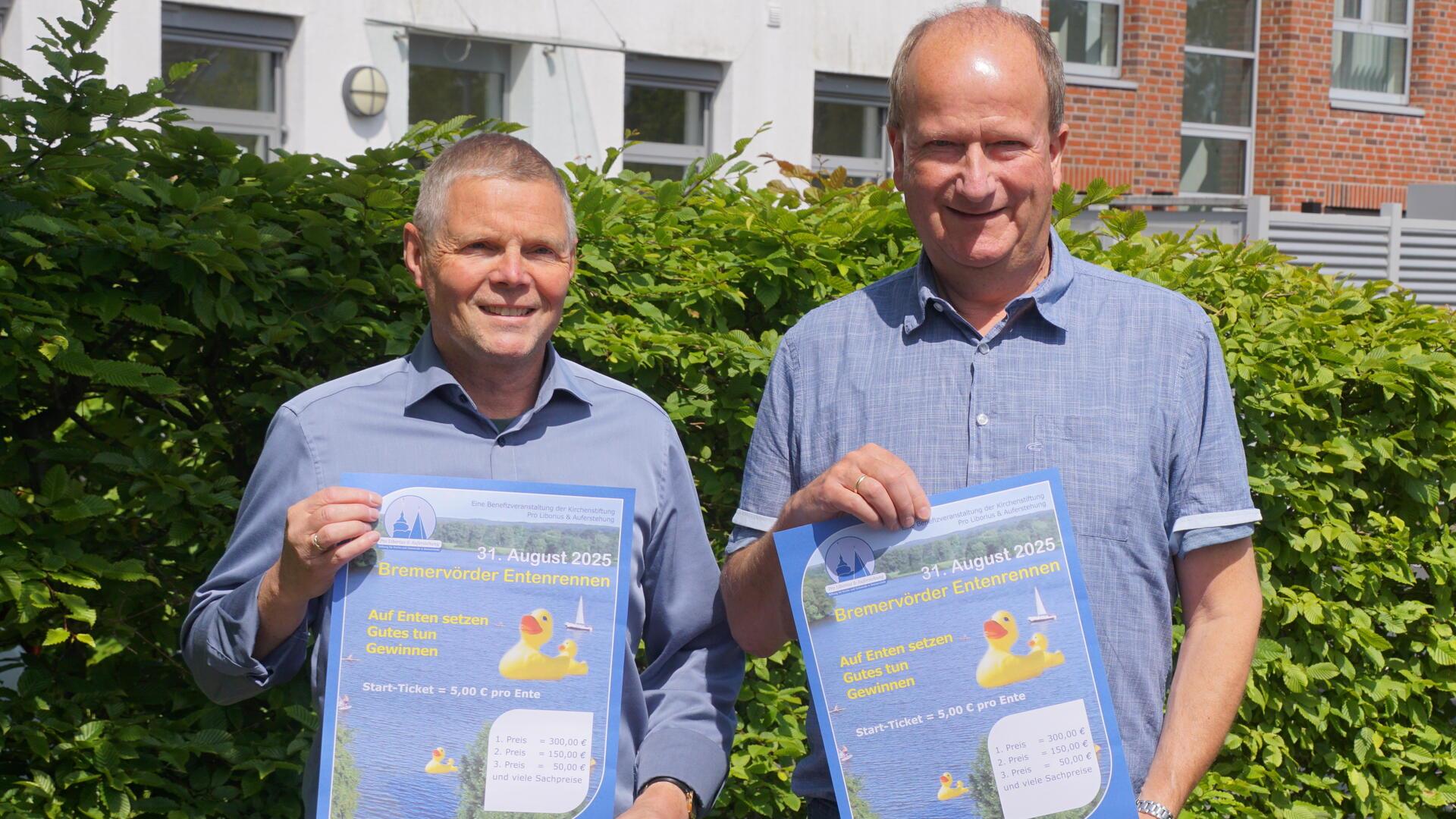 Henrik Matthias (links) und Pastor Volker Rosenfeld von der Stiftung "Pro Liborius & Auferstehung" rühren die Werbetrommel für das "Bremervörder Entenrennen" am 31. August. Start-Tickets sind ab sofort bei den Vorverkaufsstellen erhältlich.