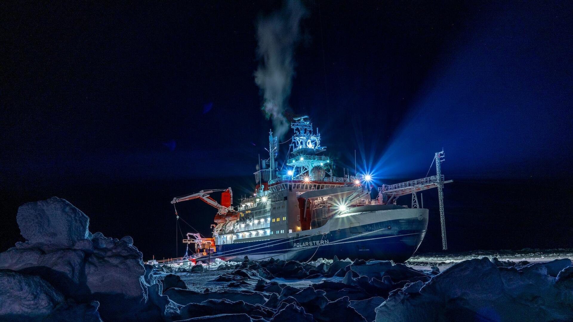 Polarstern bei MOSAiC in der Arktis