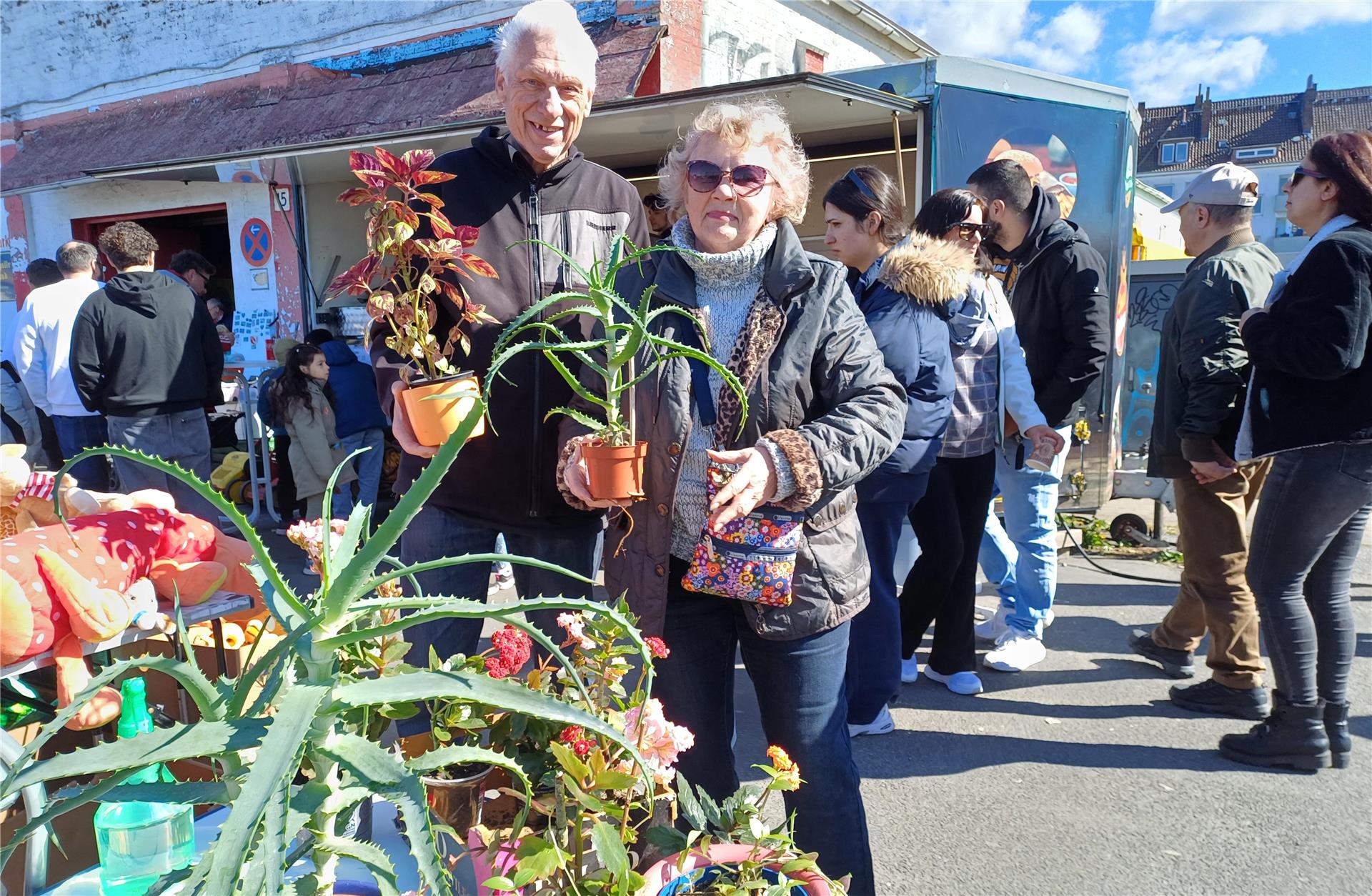 Ein älteres Paar auf dem Flohmarkt.  