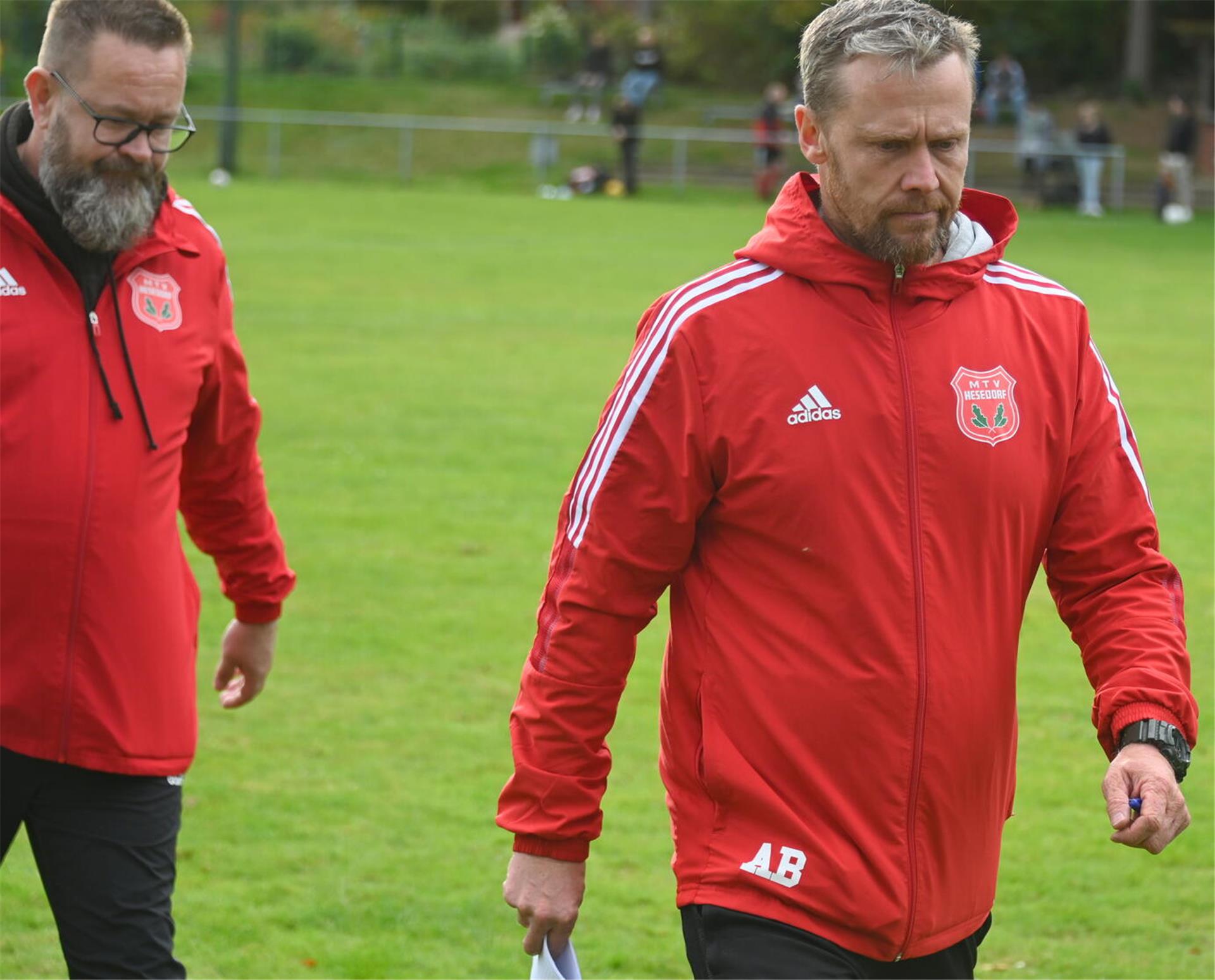 FC Alfstedt/Ebersdorf dominiert Kellerduell Hesedorfs Trainer Alexander Bube ist bedient nach der 1:6-Pleite.