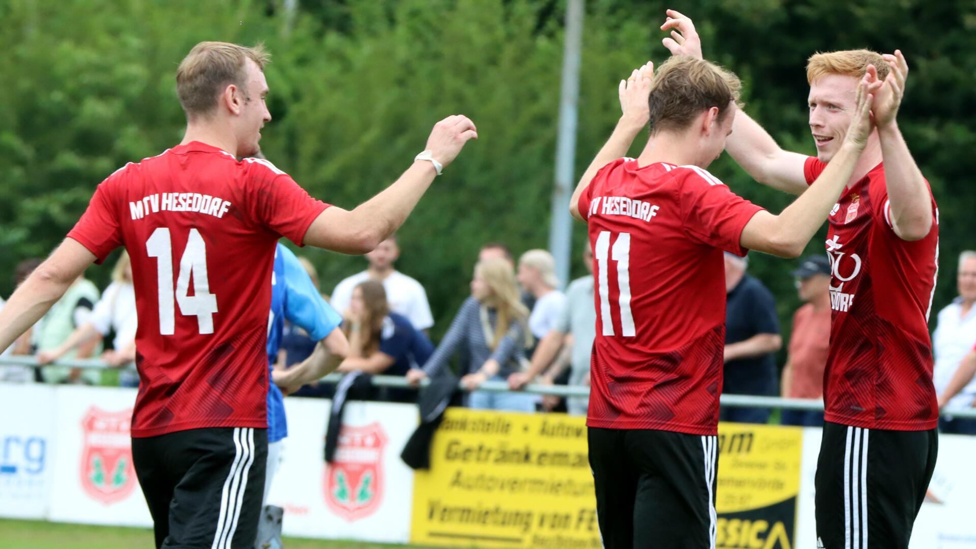 Hesedorfs fünffacher Torschütze Kristian Reitmann wird von Luca Tews und Torben Baatz (links) gefeiert.