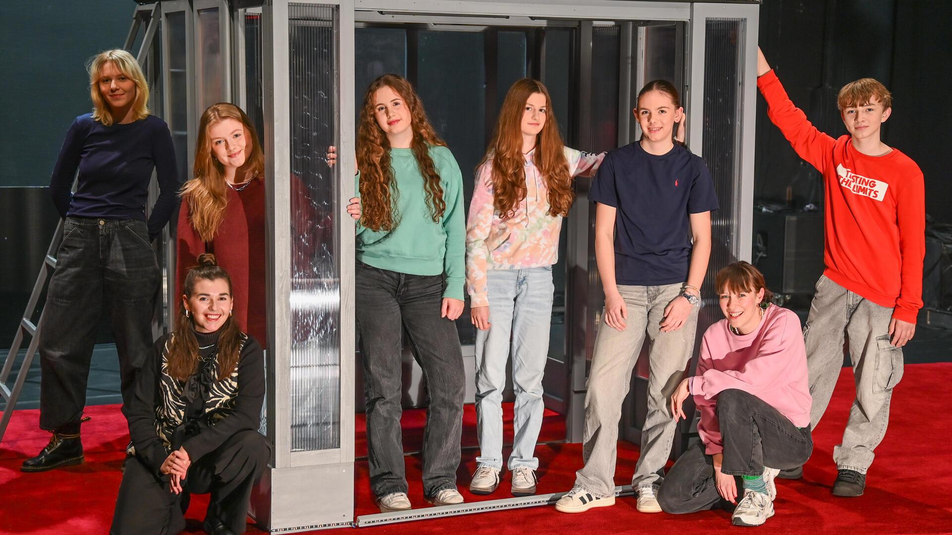 „Heute ist ein guter Tag“ wird von den Jugendlichen Frida Breuer, Pia Freymark, Lara Gieseking, Ylvi Hoogestraat, Jette-Talie Solbrig und Skyler Rose gespielt. Theaterpädagogin Katharina Dürr (unten rechts) und Schauspielerin Coco Plümer (unten links) inszenieren das Stück.