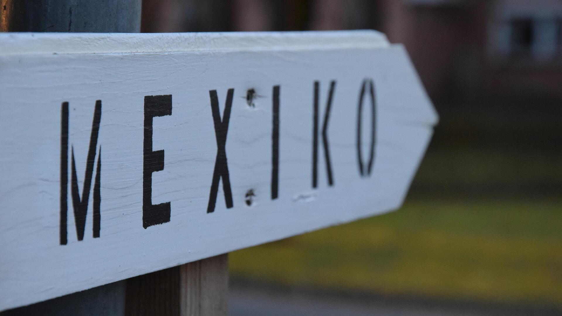 Ein Schild zeigt nach Mexiko.