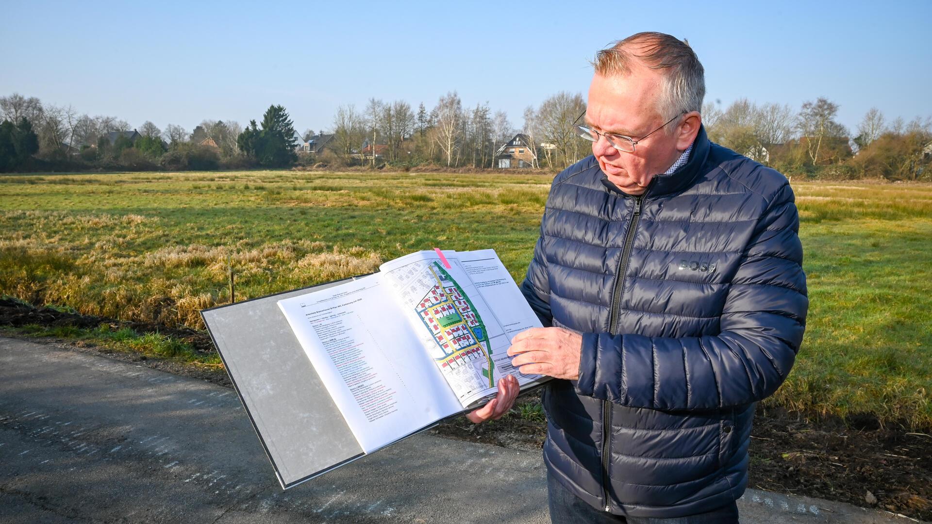 Hier ist Platz für Wohnträume: Bürgermeister Torsten Neuhoff zeigt das Neubaugebiet am Weg 89 in Wulsdorf.