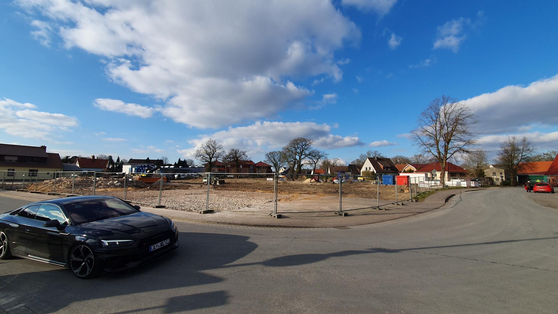 Hier ruht die Arbeit: Bis ein neuer Bebauungsplan rechtskräftig ist, dürfen für das Grundstück an der Leher Straße keine Baugenehmigungen ausgesprochen werden.