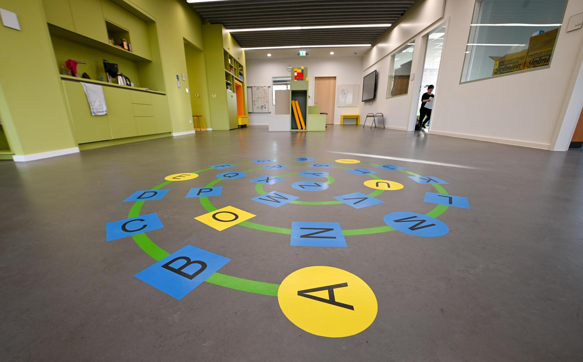 Hier zeigen sie uns das neue Schulzentrum Hamburger Straße: Bodenkunstwerk für d...