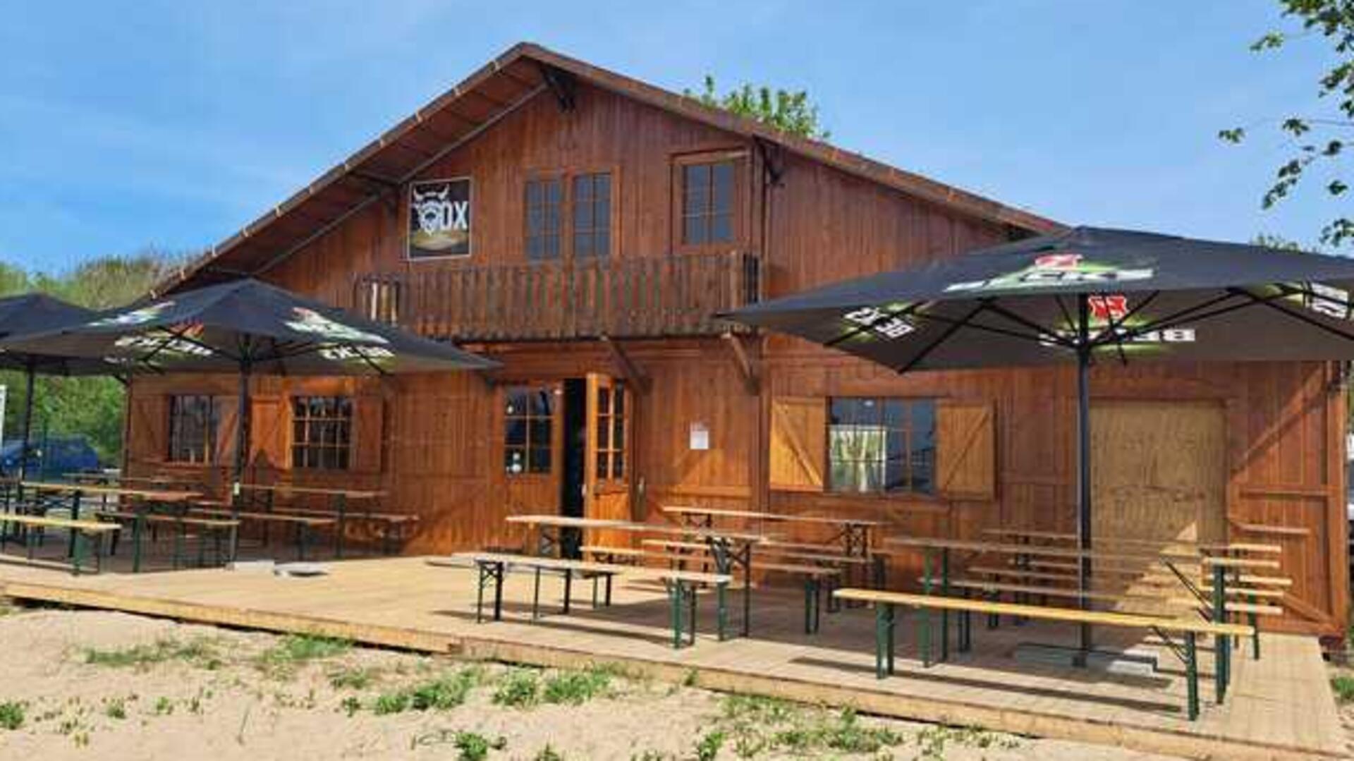 Hingucker am Fähranleger in Sandstedt: Die neue Strandhütte auf dem Campingplatz Weserhenne. 