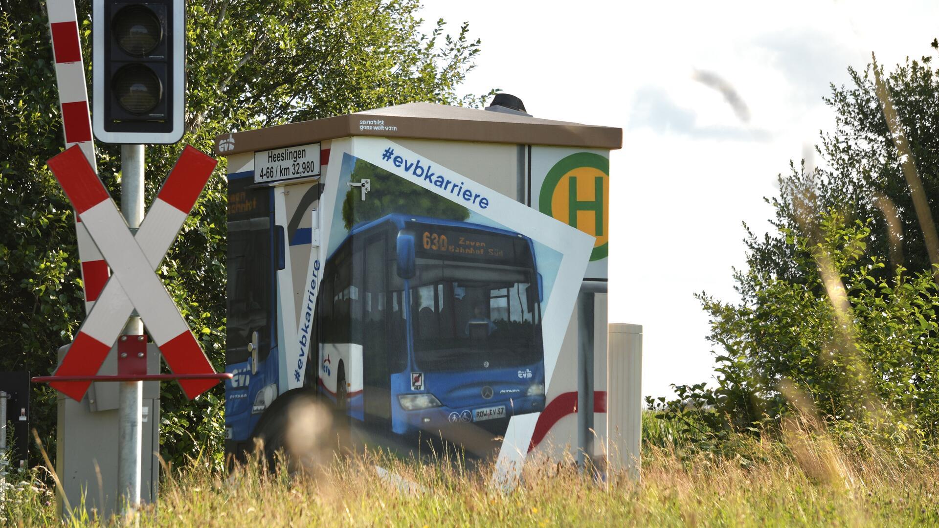 Farbe fürs Stadtbild: Dieser Graffitikünstler bemalt EVB-Stromkästen Hinter dem bunten Motiv einer EVB-Kampagne zwischen Heeslingen und Zeven steckt ein Künstler aus Stade: Leonard Cordes.