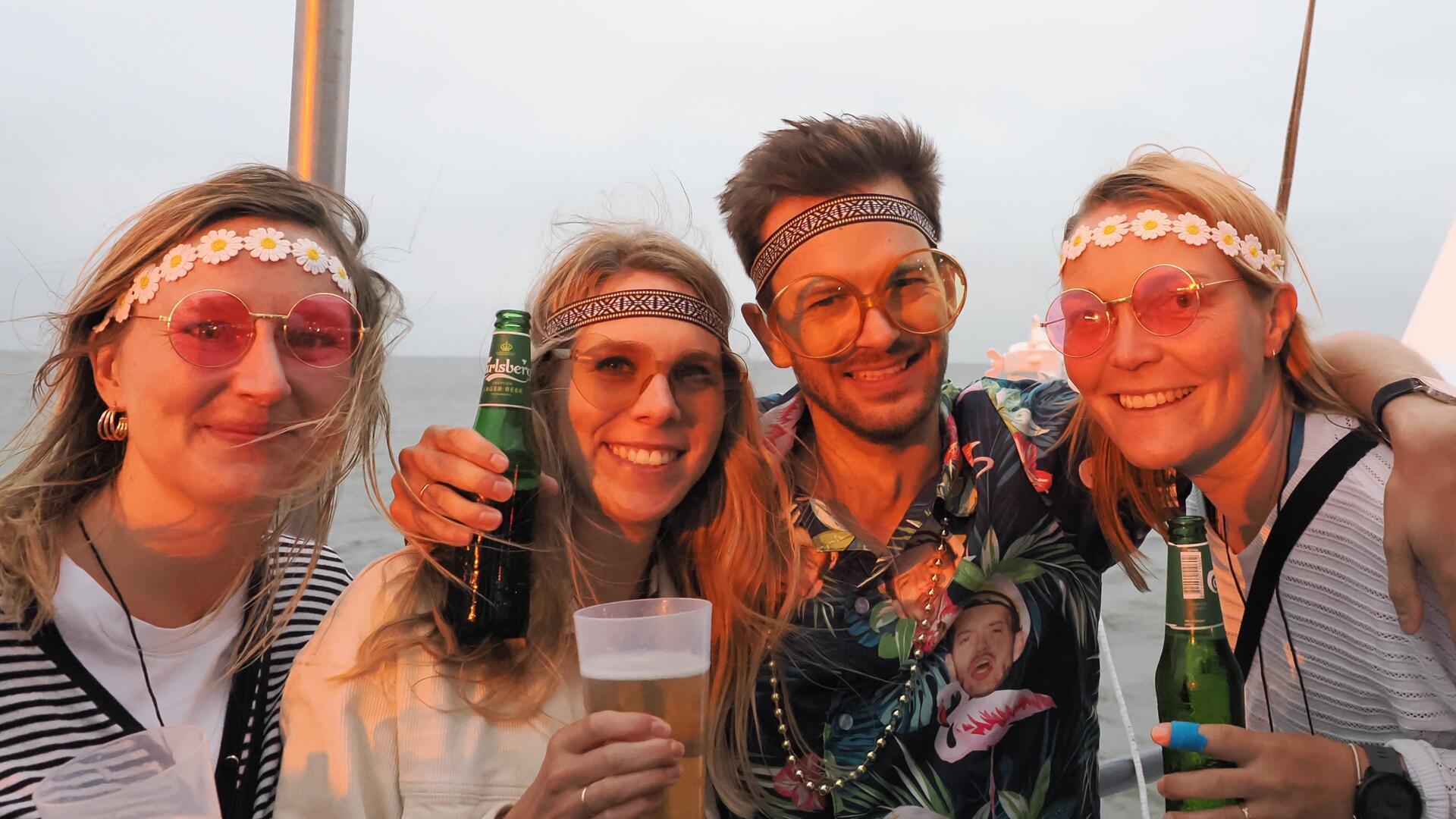 Vier Leute feiern Schlagerparty auf der Sail 2025 in Bremerhaven.