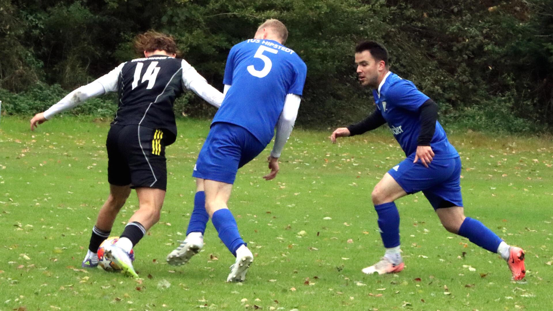 Hipstedts Jakob Dittmer (Nr. 5) im Zweikampf mit HSC-Spieler Wyn-Nolan Weger.