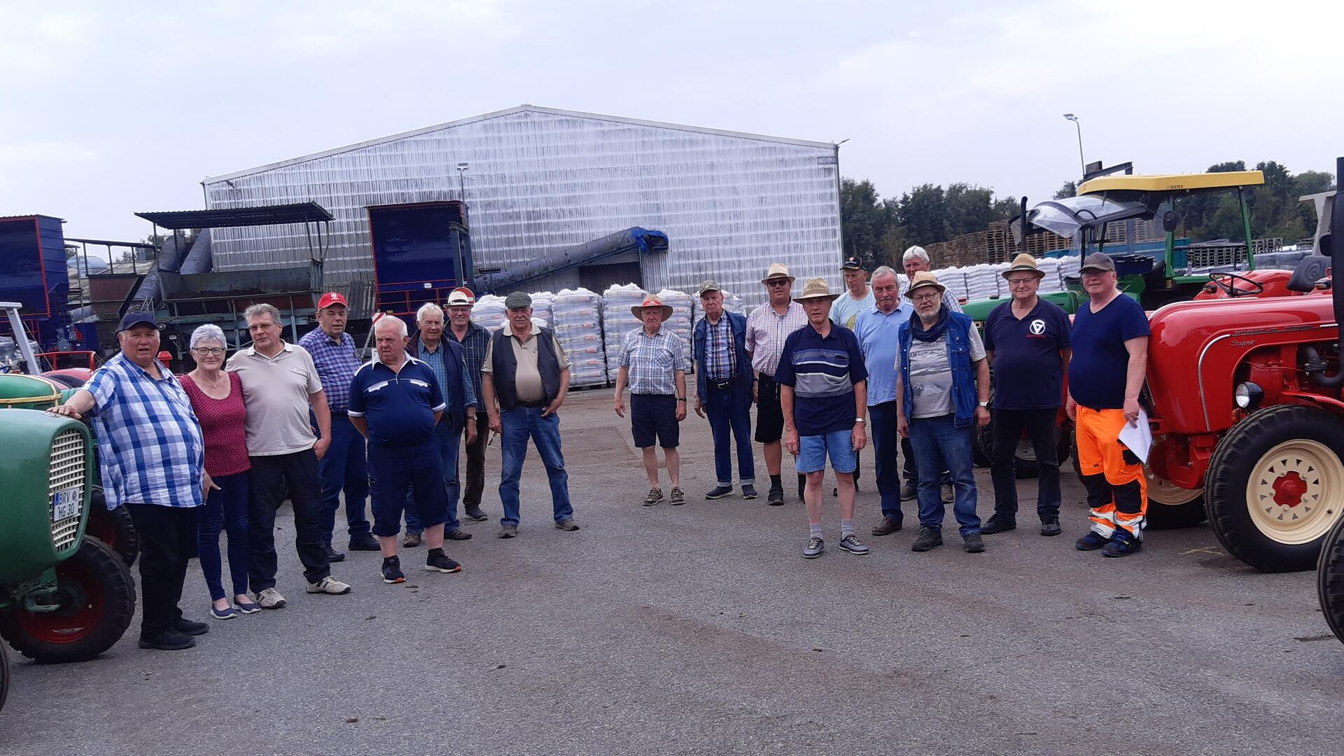 Die Gruppe der Oldtimer-Senioren mit ihren alten Fahrzeugen