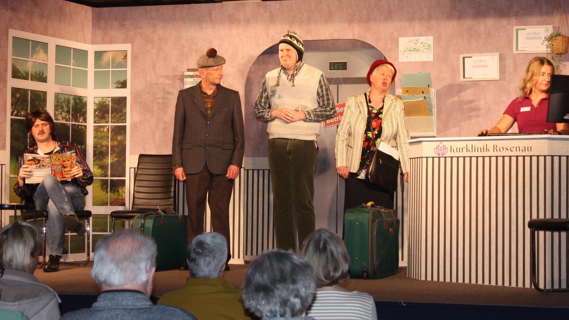 Szene aus dem plattdeutschen Theaterstück "Kurklinik Rosenau" der Frelsdorper Theaterlüüd