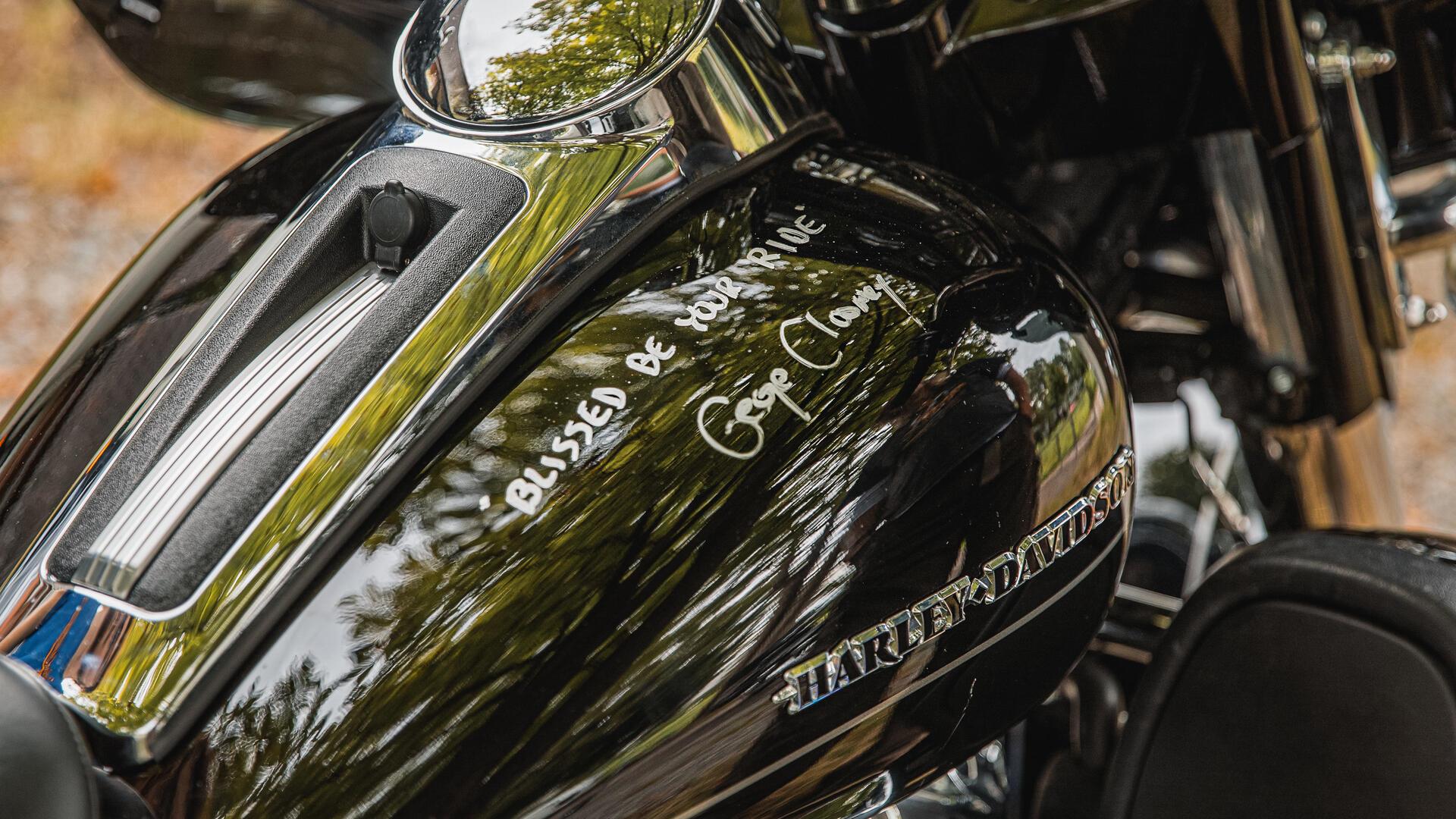 Hollywoodstar George Clooney ist diese Motorrad gefahren. Bei einer Spendenauktion wurde die Harley versteigert. Dem neuen Besitzer hinterließ Clooney einen Gruß.