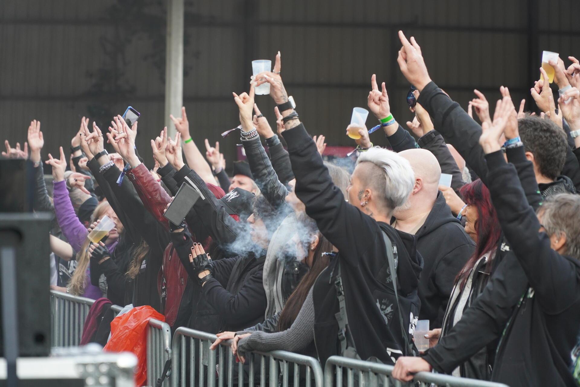 Horns Up im Regen für Lacrimas Profundere.