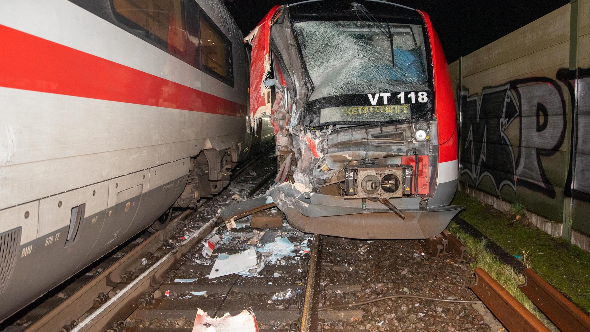ICE-Unfall im November 2023 nahe Lauenbrück: Glücklicherweise wurde bei dem Aufprall niemand verletzt. Der ICE hatte 550 Passagiere an Bord.