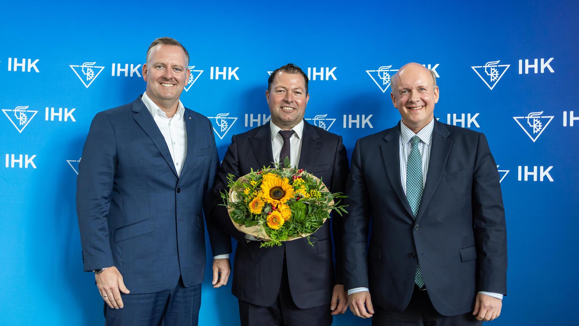 IHK-Interimspräsident Andreas Meyer (links) und IHK-Hauptgeschäftsführer Christoph von Speßhardt gratulierten Sebastian Vossmann zur Wahl. 