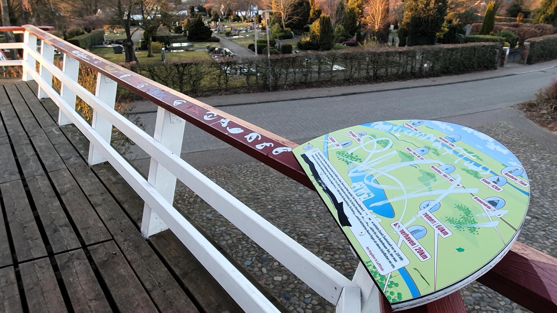 An der Balustrade der Mühle in Bad Bederkesa sind Schmierereien zu erkennen. 
