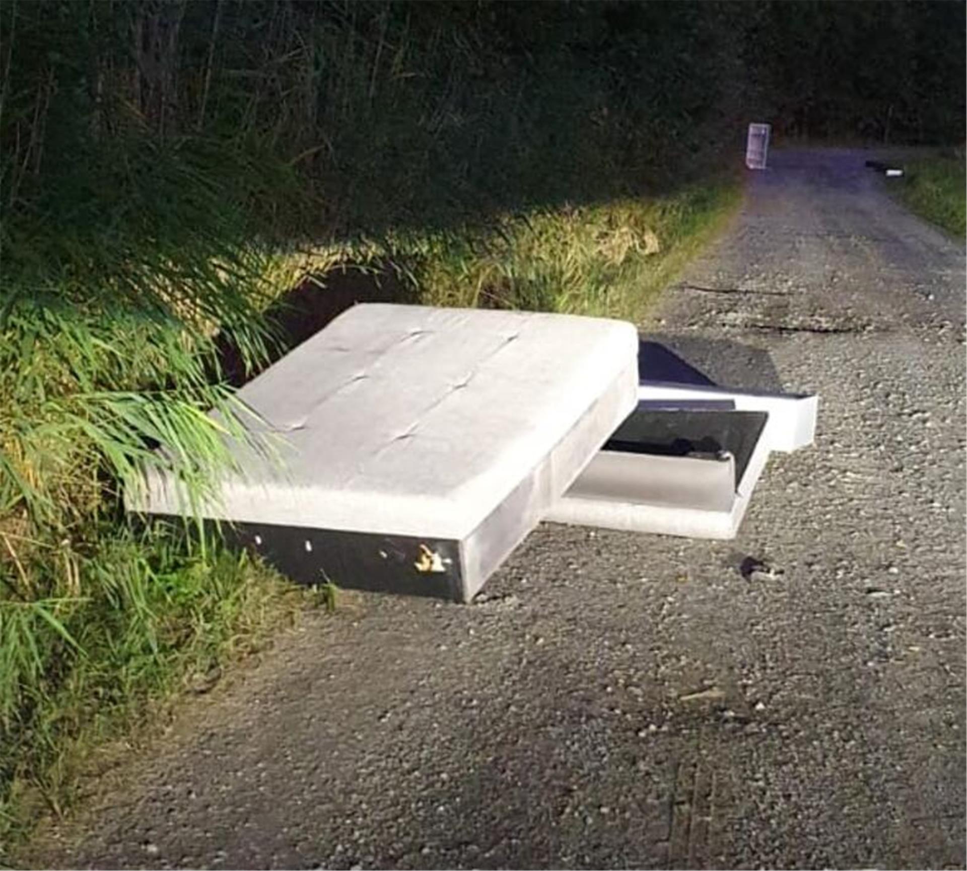 Illegal entsorgter Müll liegt auf einem Feldweg