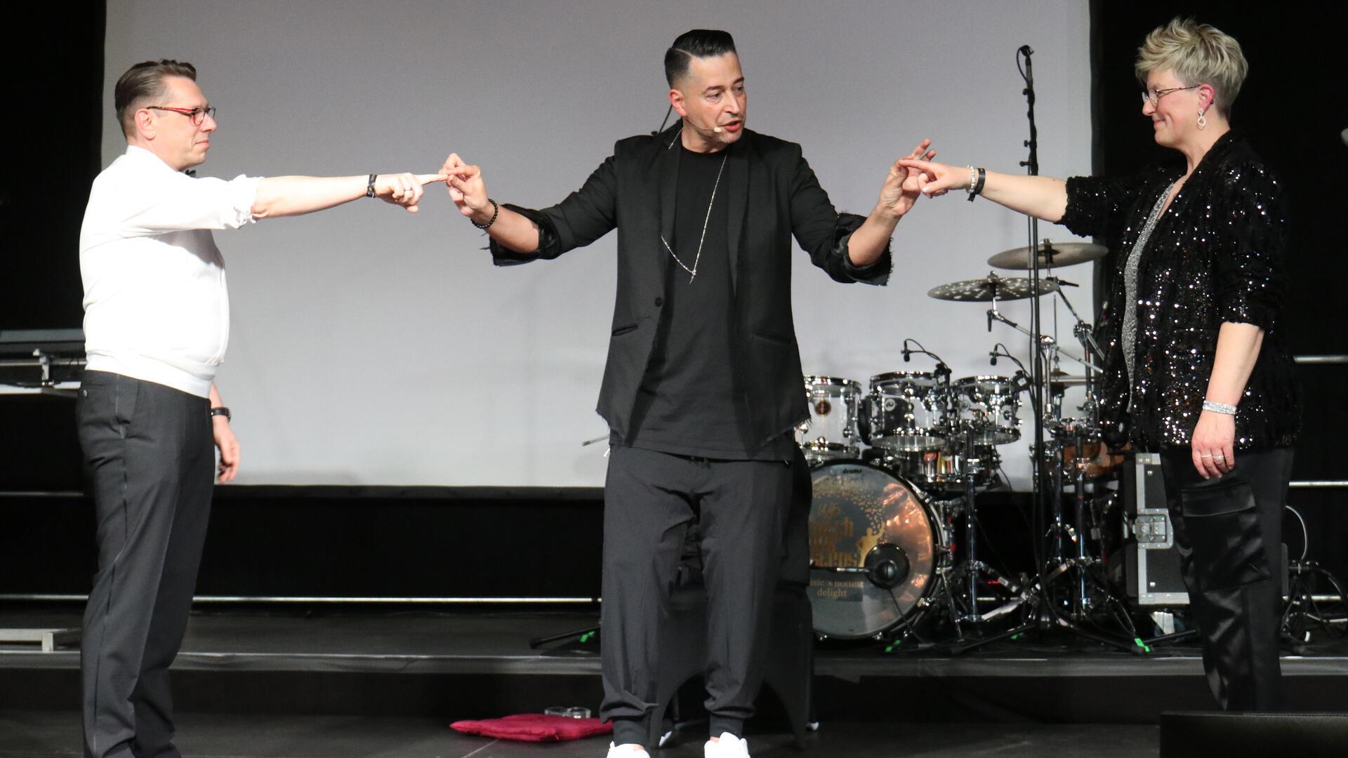 Illusionist Farid stellt die Wahrnehmung von Michael und Martina Schröder auf die Probe.