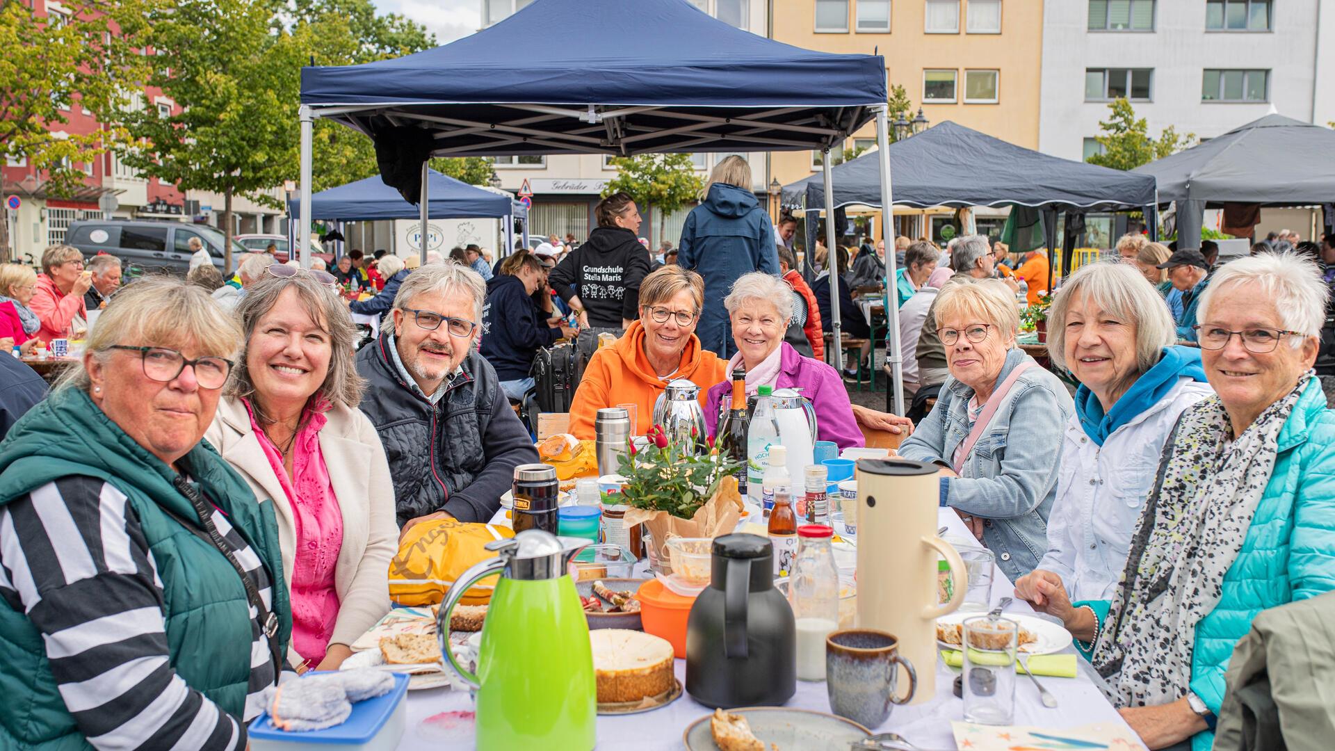 Ilse Dettweiler-Martens (Mitte rechts) ist „Stammkundin“ beim Bürger-Brunch – von Anfang an dabei und immer in bester Gesellschaft.