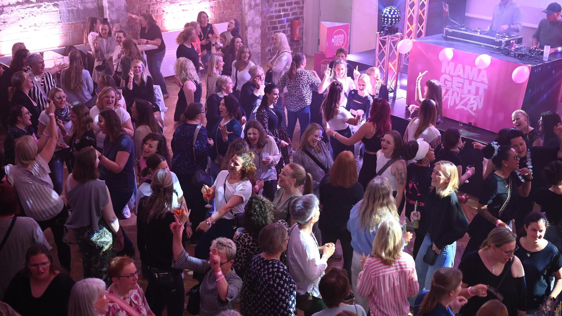 Frauen tanzen im Club. 