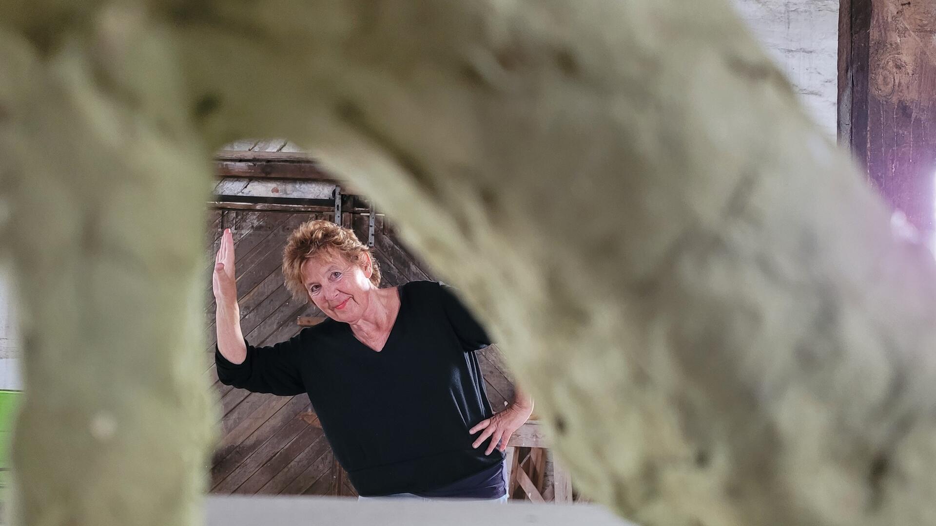 Im Atelier von Claudia Krentz im alten Dorumer Bahnhofsgebäude gibt es nicht nur Bilder, sondern auch Skulpturen wie diesen Absatzschuh aus Papier zu sehen. 