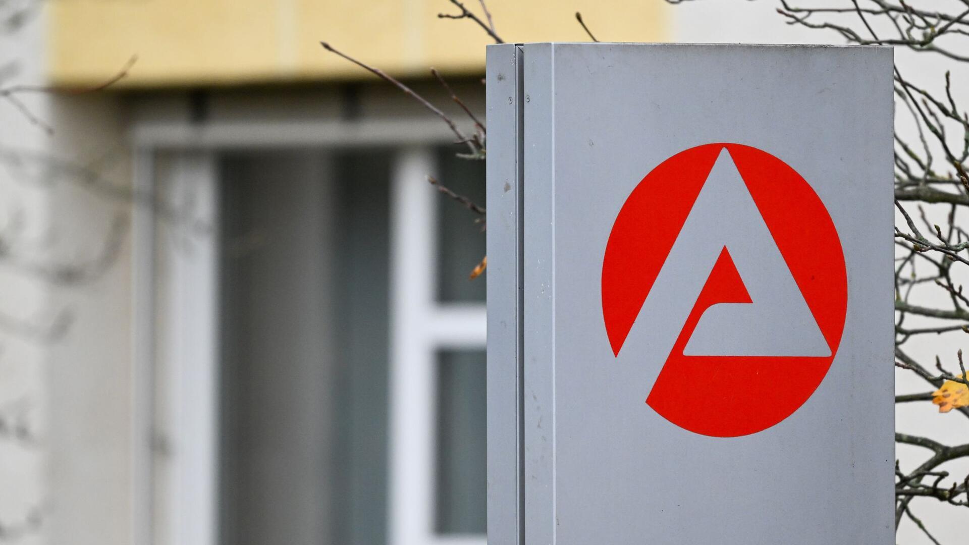 Ein Schild mit dem Logo der Arbeitsagentur. 